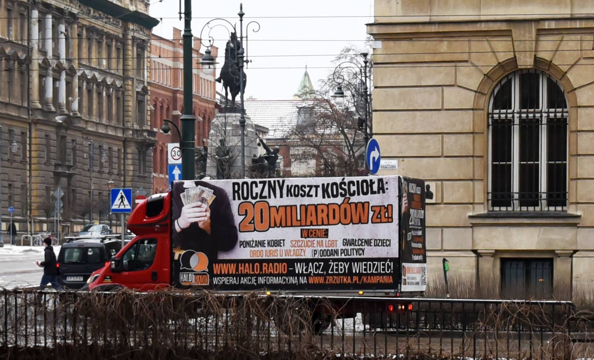 Akcja "Ile kosztuje nas Kościół" w Krakowie. Furgonetka krąży po ulicach