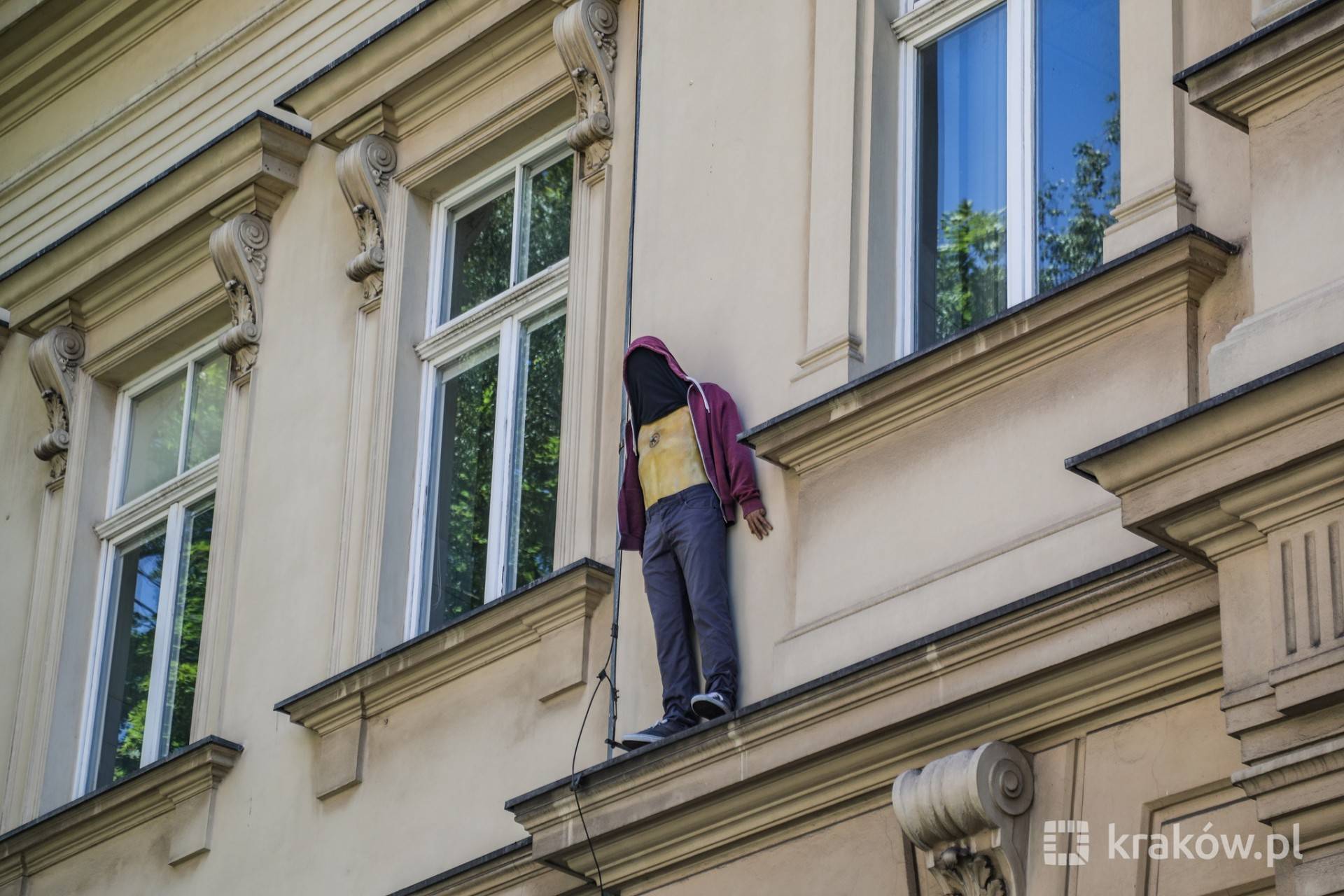 Kontrowersyjna rzeźba na kamienicy w Krakowie, ludzie alarmowali służby