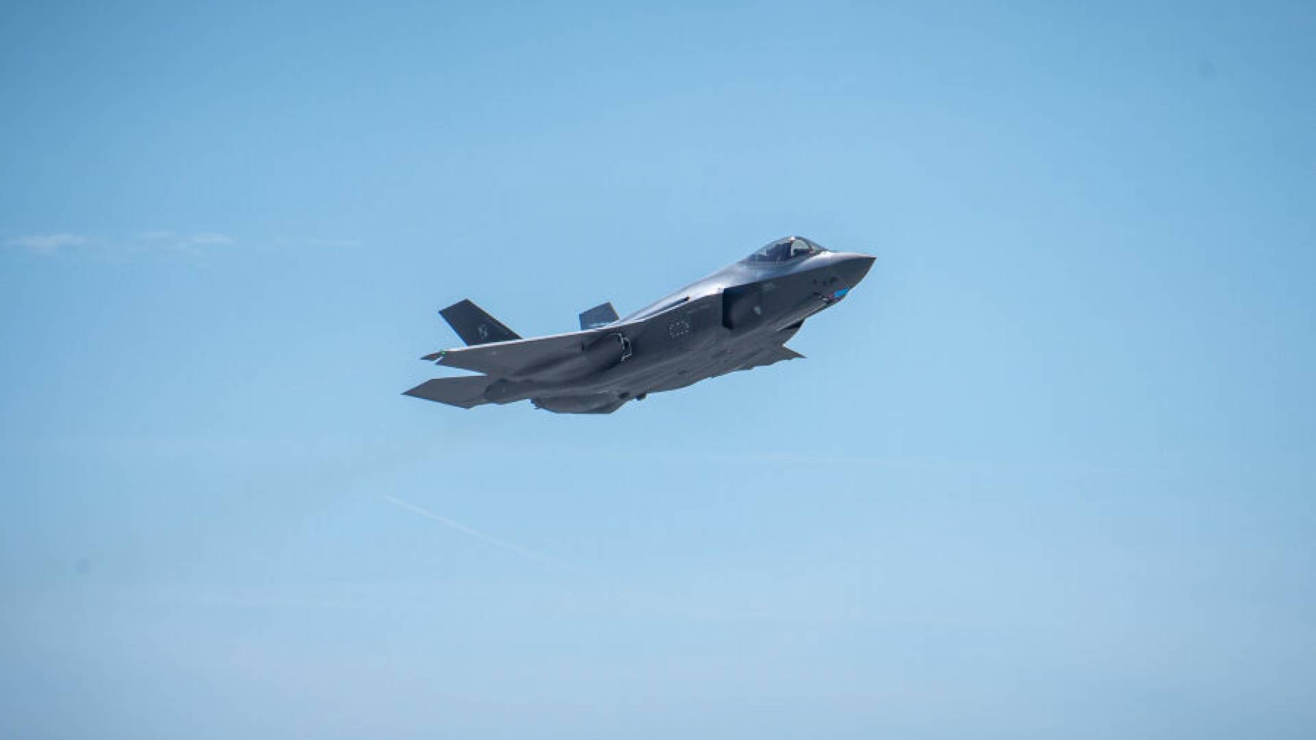 Specjalny przelot myśliwców F-35 nad Wawelem. Jest dokładna godzina