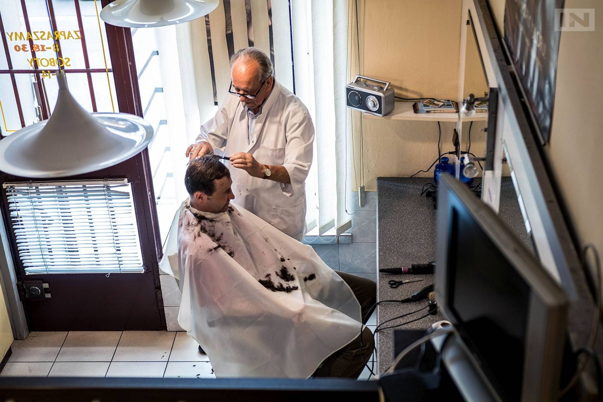 Najstarszy krakowski fryzjer: koszty rosną, ale o odejściu z zawodu nie myśli