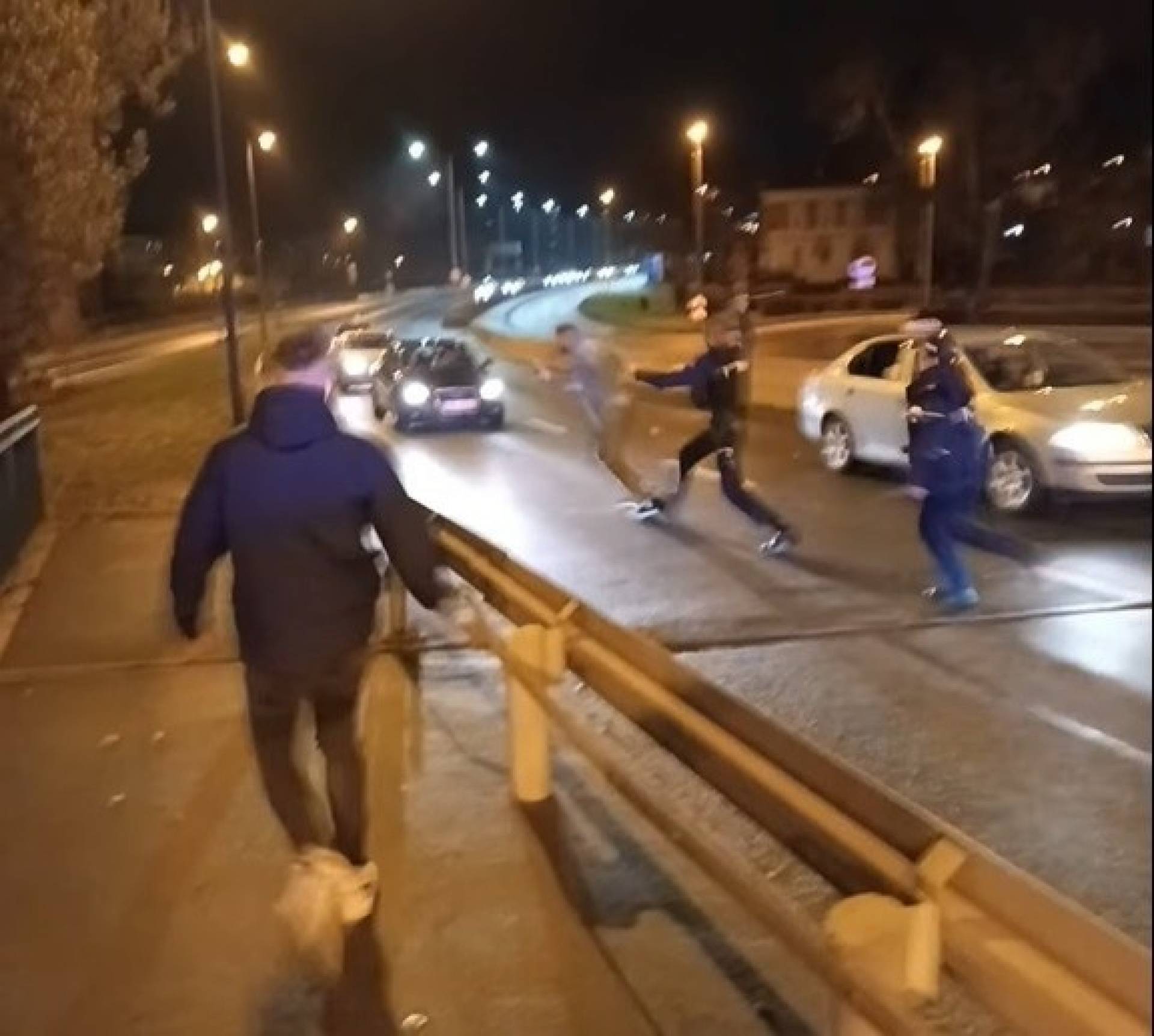 W centrum Krakowa atakował przypadkowych kierowców. Policja użyła gazu