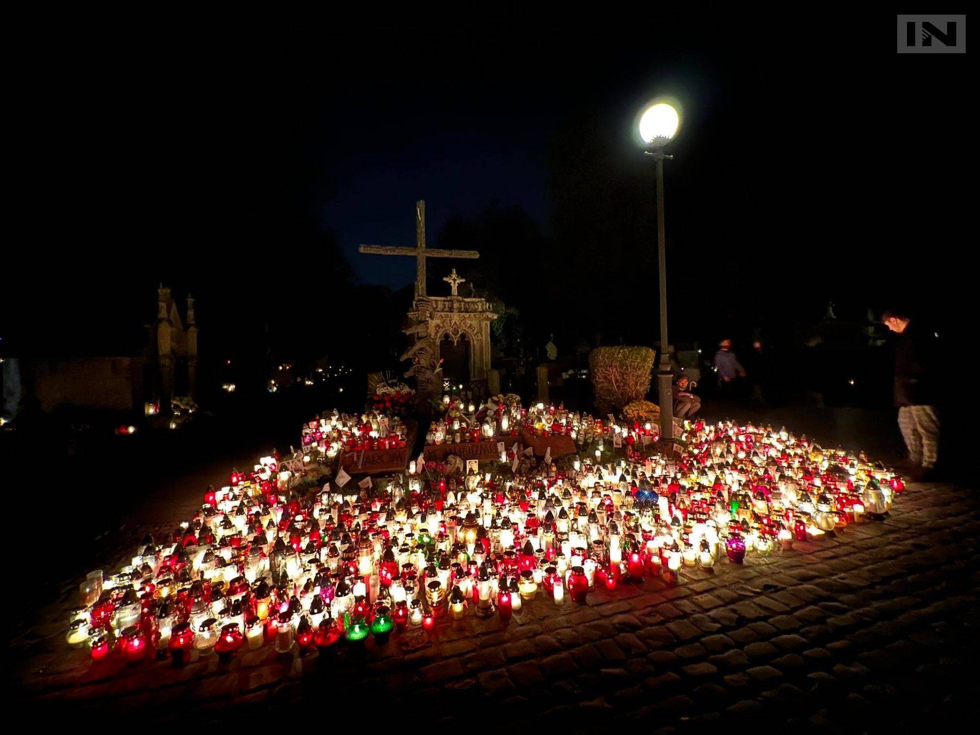 Zniczodzielenie na krakowskich cmentarzach. Dzięki nim mniej odpadów