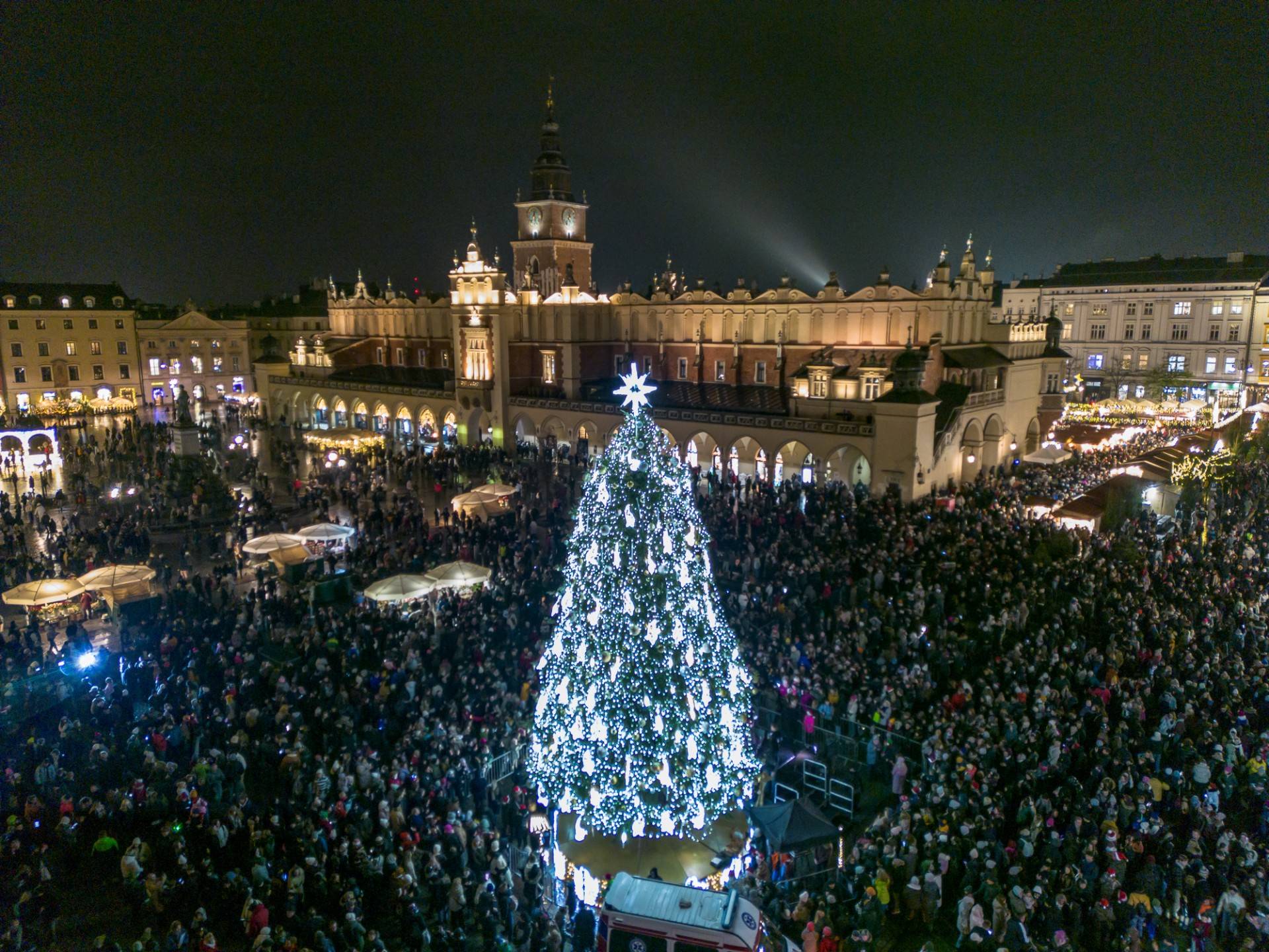 Tysiące osób czekały na ten moment na Rynku Głównym, jest pięknie!