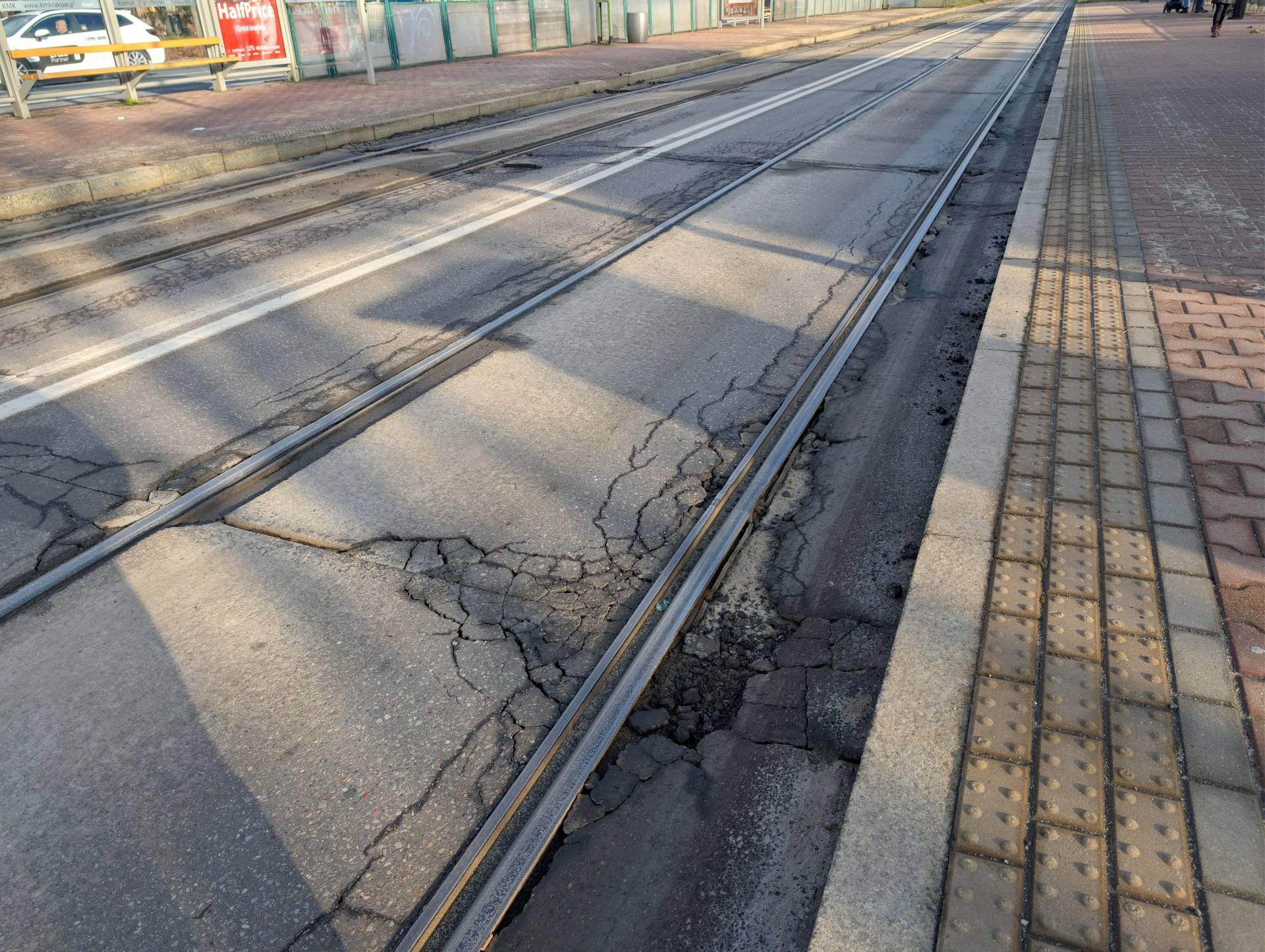 Buspas w stanie zupełnej rozsypki. W zasadzie to "dziurpas"