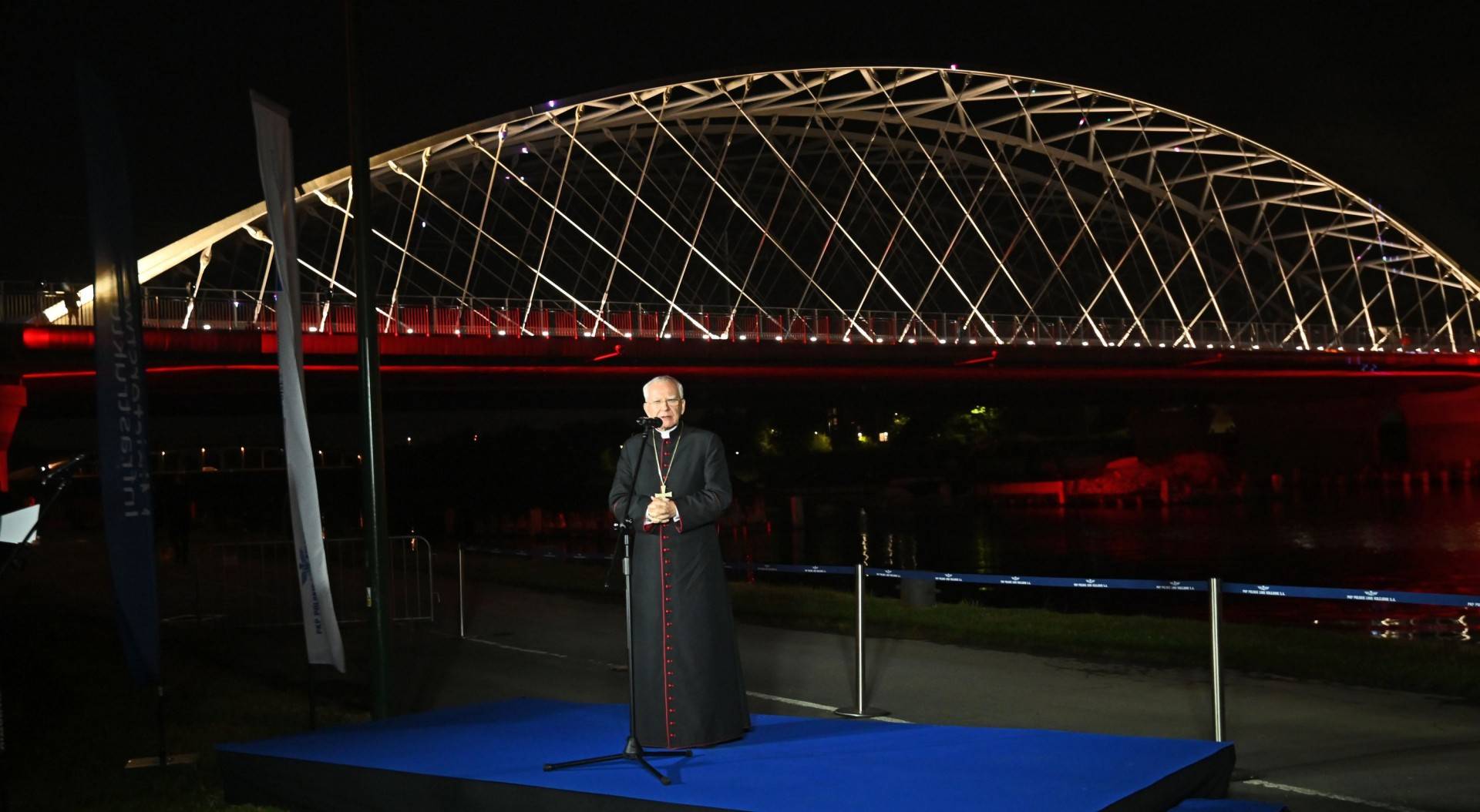 Abp Jędraszewski poświęcił nowe mosty kolejowe na Wiśle, wieczorna feta z laserami