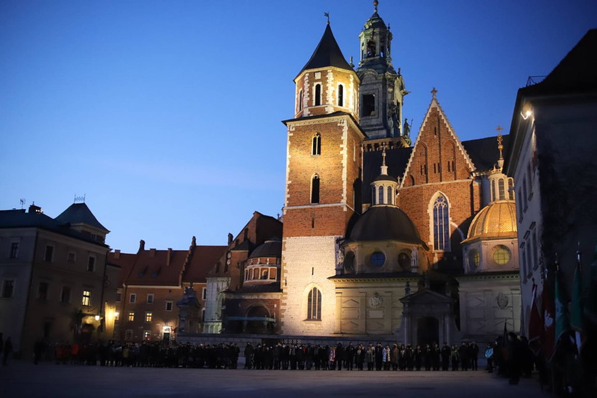 Betlejemskie Światło Pokoju dotarło na Wawel. Powędruje na północ...