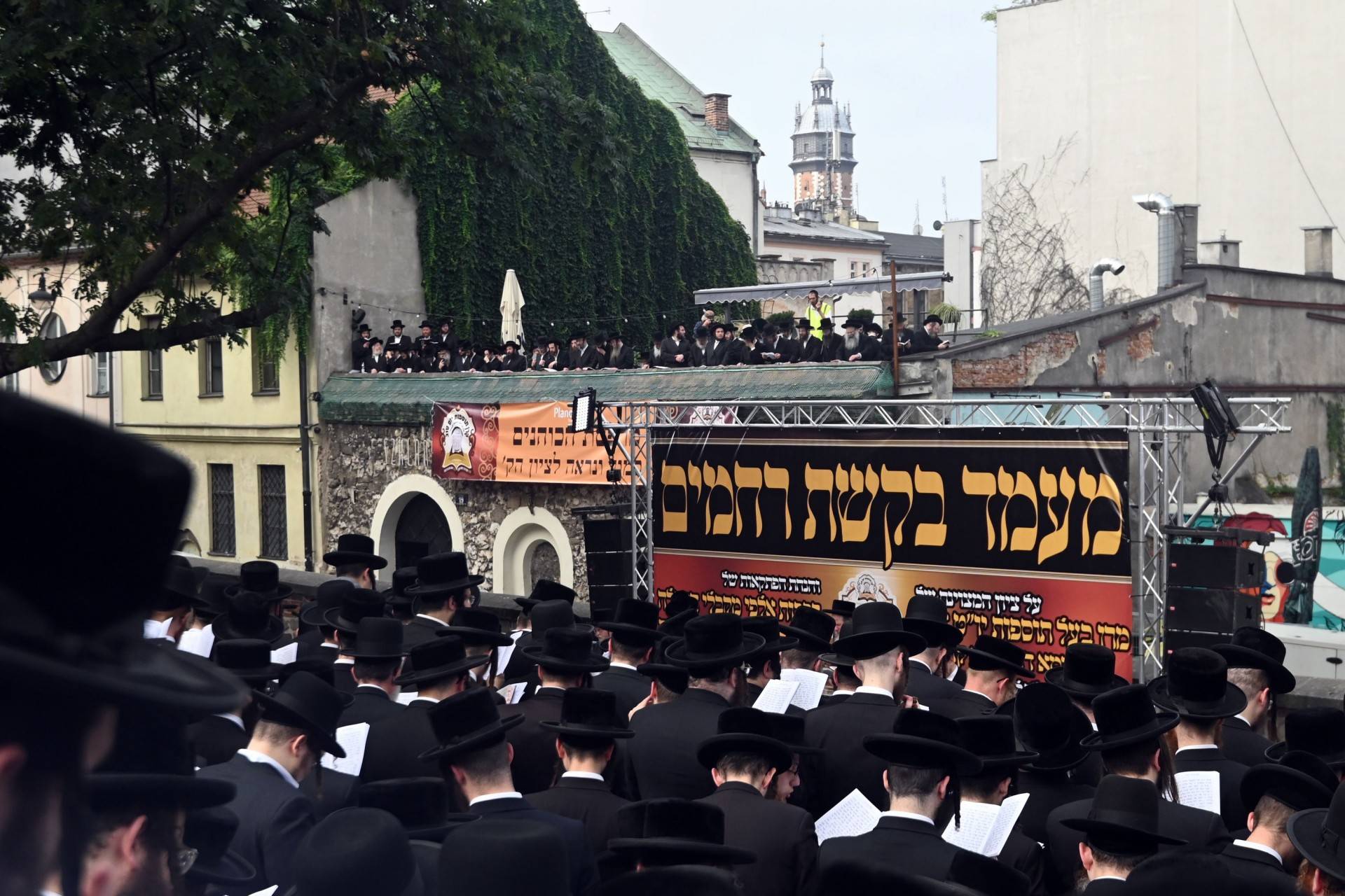 Setki chasydów modlą się na Kazimierzu, pobożni Żydzi biorą udział w święcie jorcajt