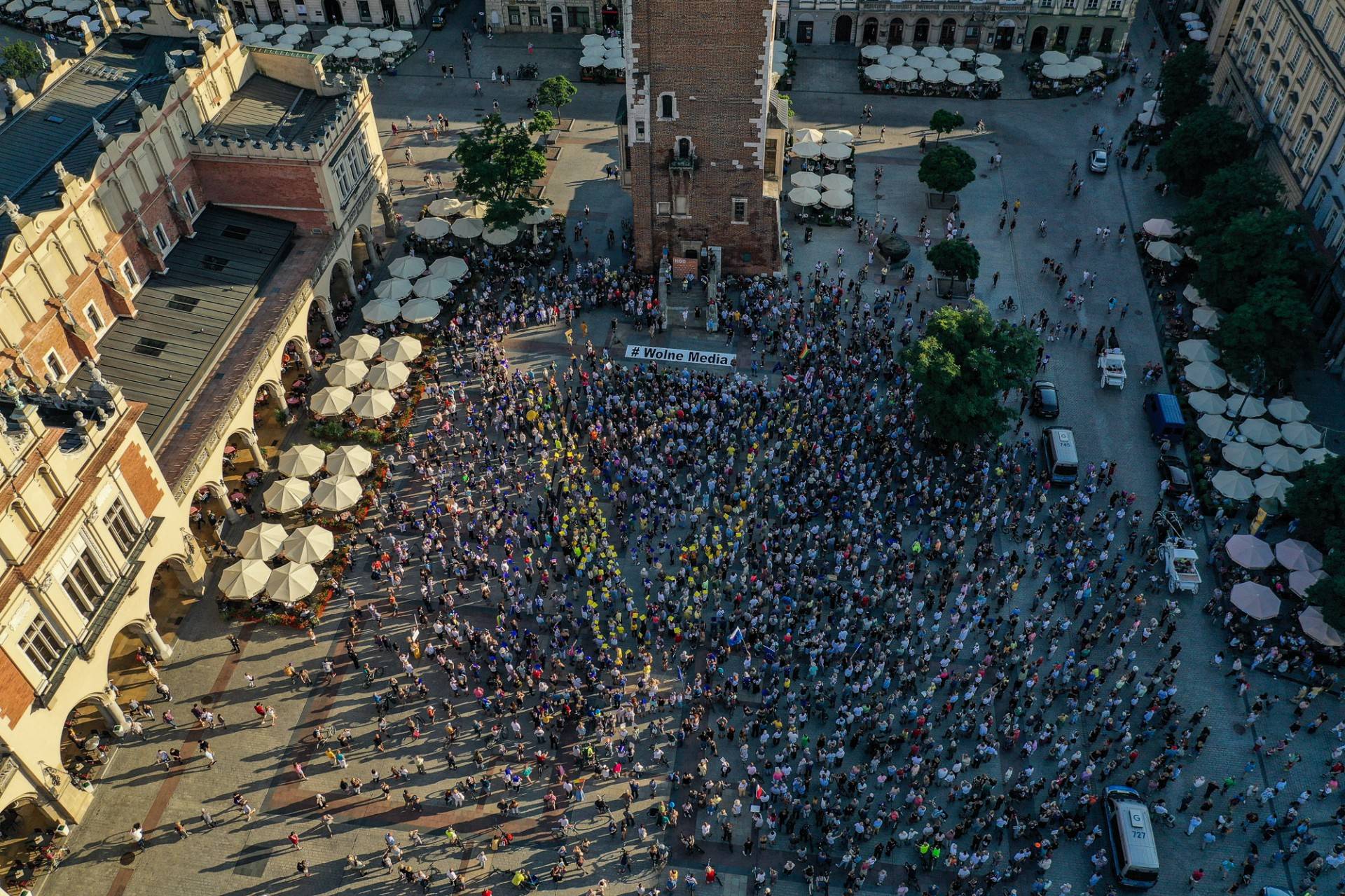 Wolne media, wolni ludzie, wolna Polska w Krakowie. Tysiące osób protestują