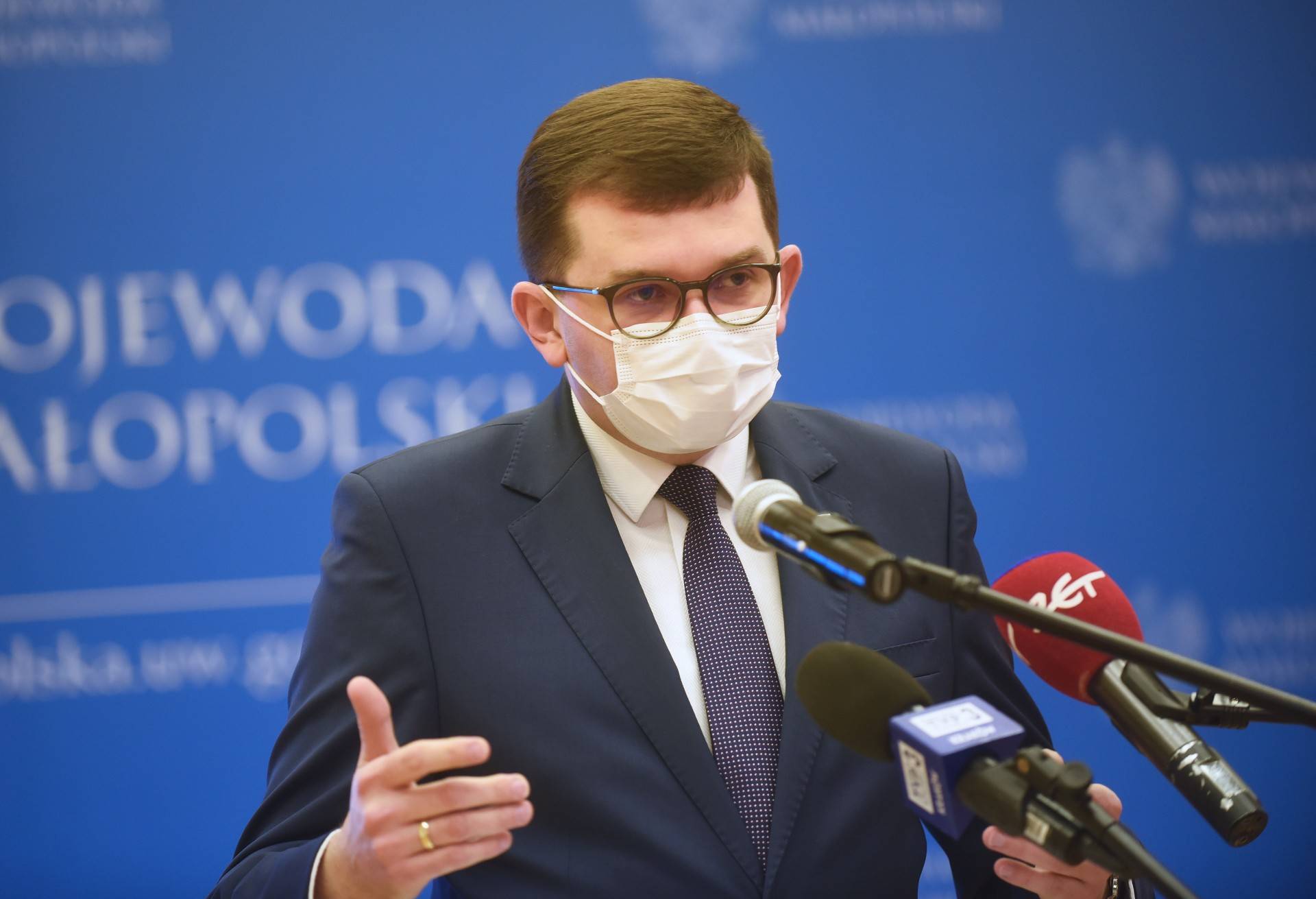 Wojewoda: pandemia uderza mocniej niż sądziliśmy.  Szpitale tymczasowe pełne