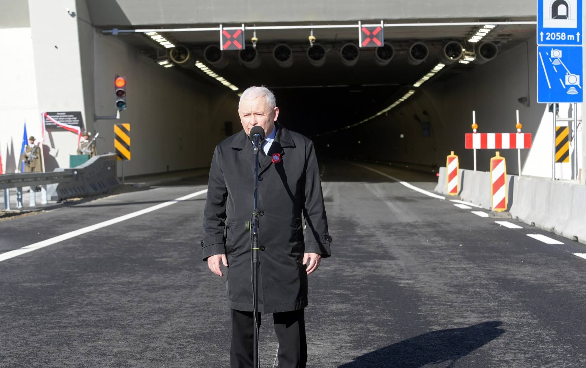Kaczyński otworzył tunel imienia Kaczyńskich. Abp Jędraszewski poświęcił
