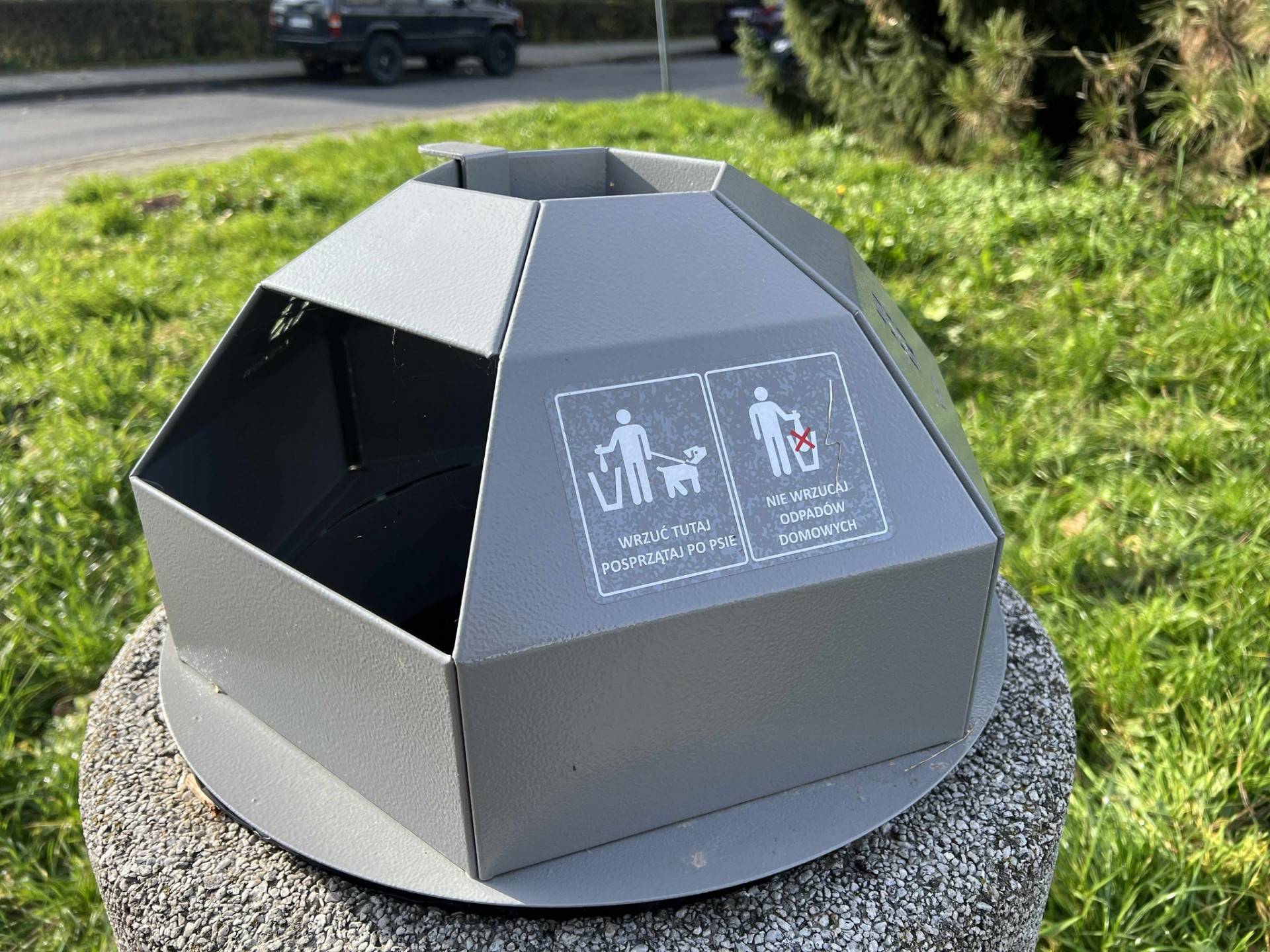 Nakładki na koszach w Krakowie. Pomogą czy nie?