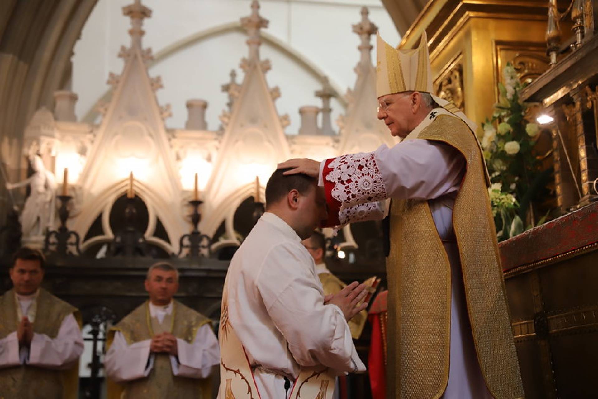 Abp Jędraszewski wyświęcił 8 nowych księży. Przypomniał o celibacie i posłuszeństwie