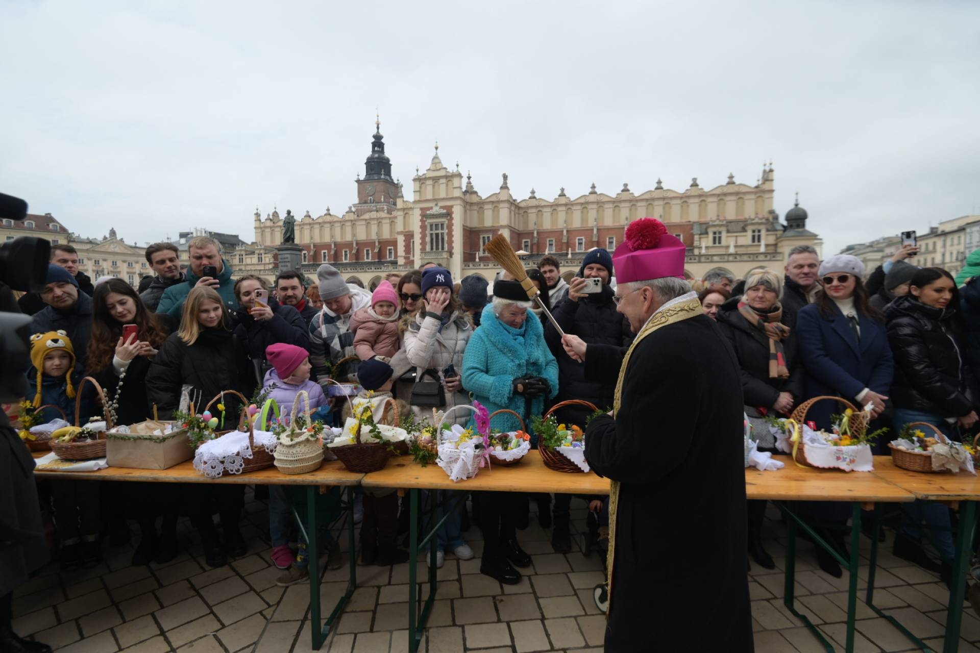 Dwa oddzielne święcenia pokarmów na Rynku: kościelne i miejskie