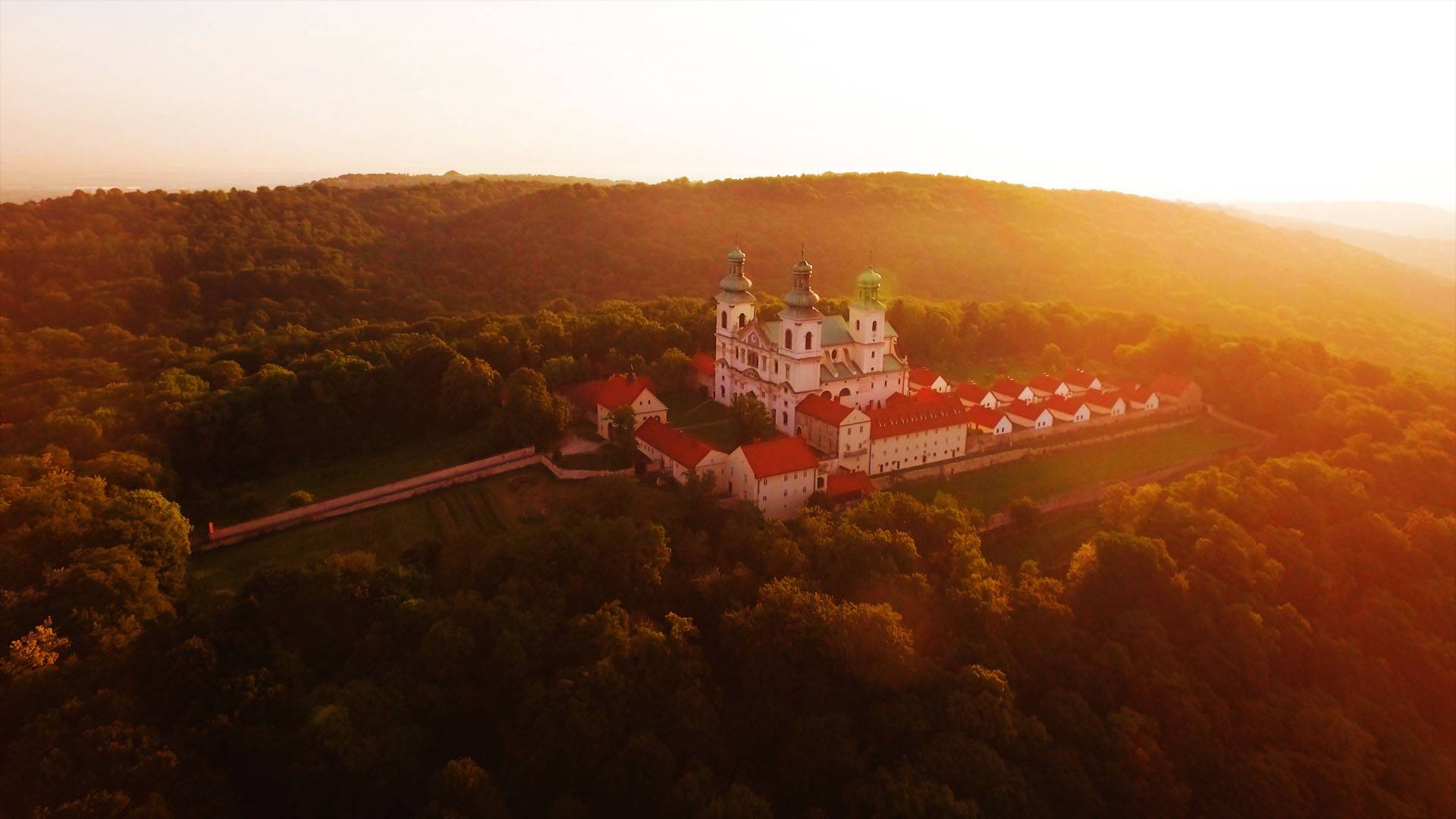 Wycieczki już tu nie wejdą. Wstęp dla modlących się mężczyzn, dla kobiet w wybrane dni