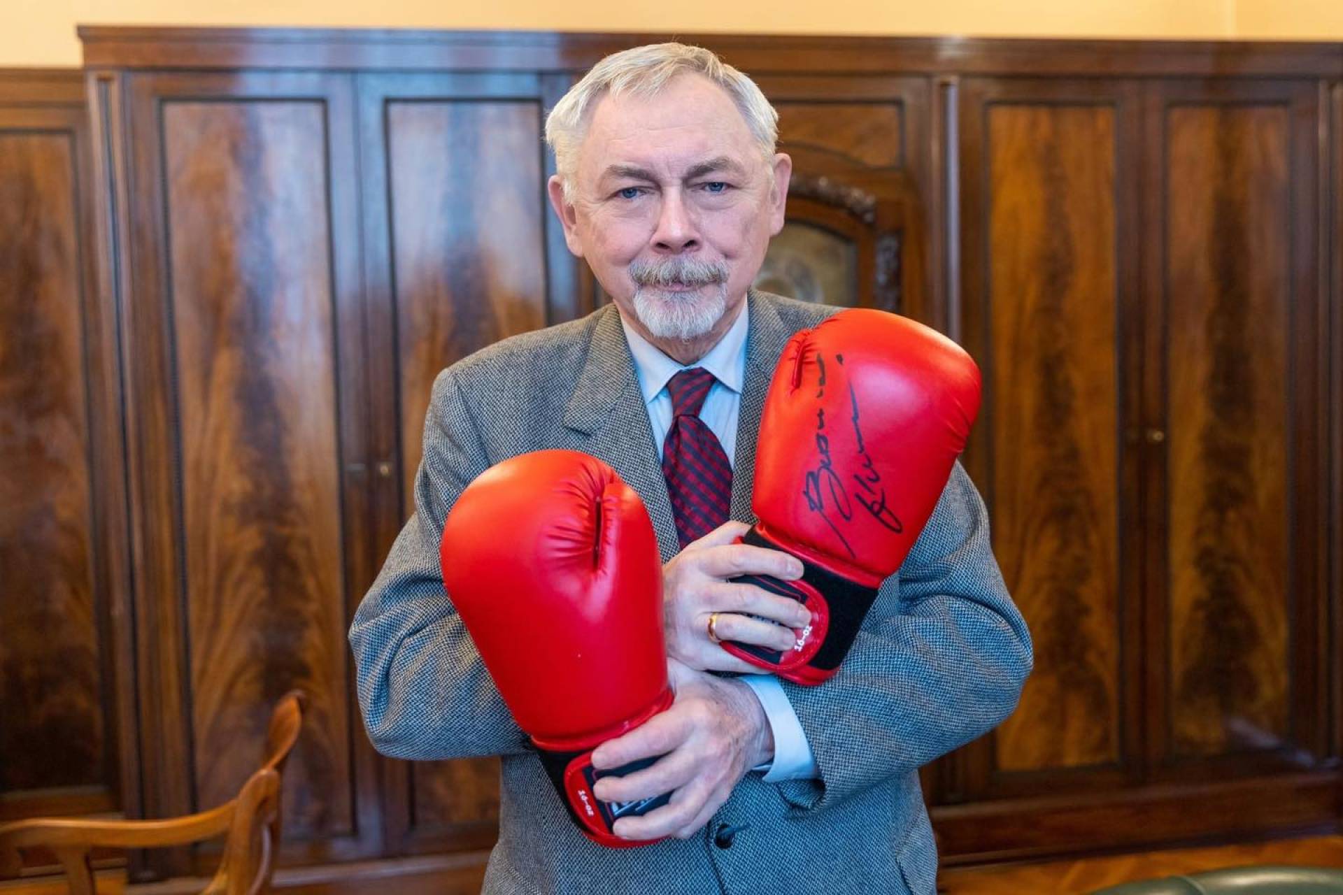 Prezydent Majchrowski przekazuje na licytację bokserskie rękawice