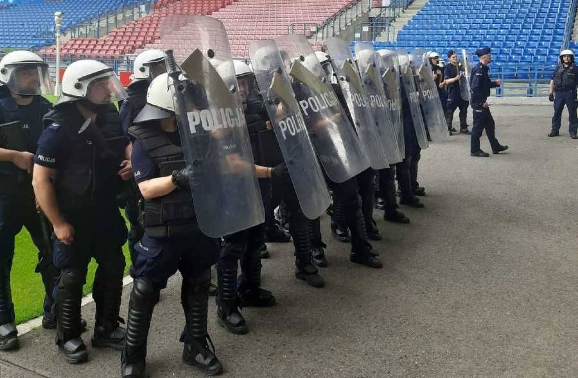 Policja na stadionie Wisły Kraków. Kim są nieetatowi policjanci?