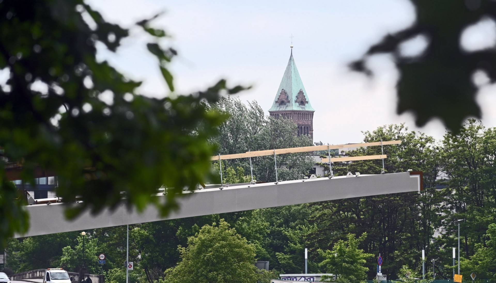 Budują kładkę pieszo-rowerową, będą utrudnienia dla pieszych i rowerzystów