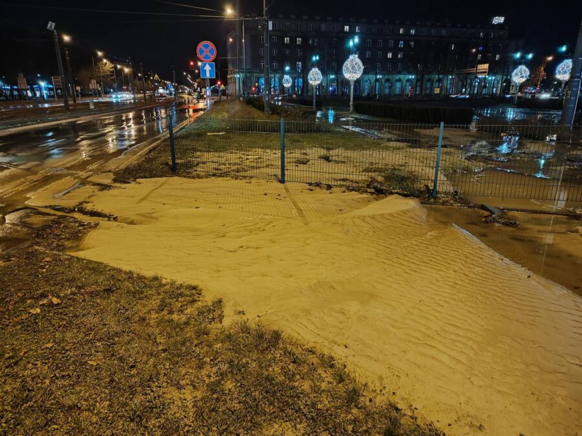 Po awarii sieci wodociągowej: część Placu Centralnego bez tramajów do odwołania
