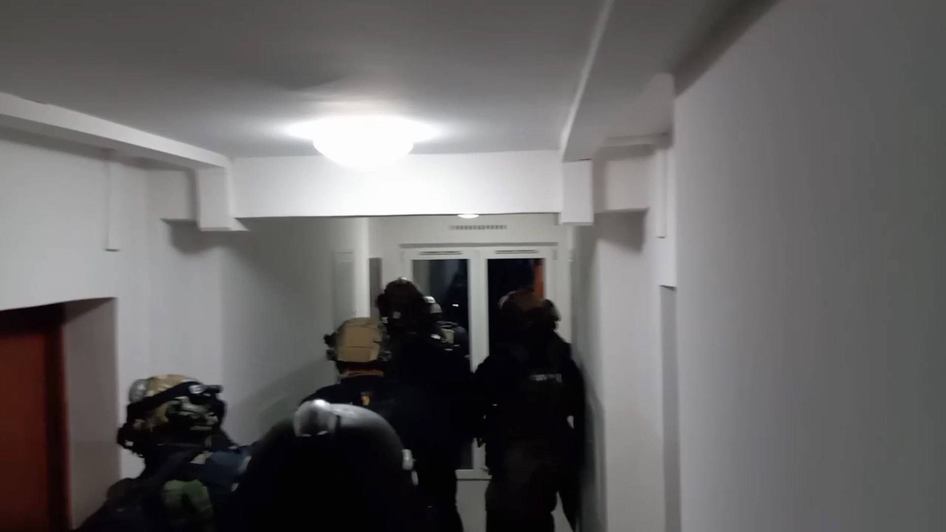 Policja rozbiła narkotykowy gang, padły strzały przy wyważaniu drzwi (film)