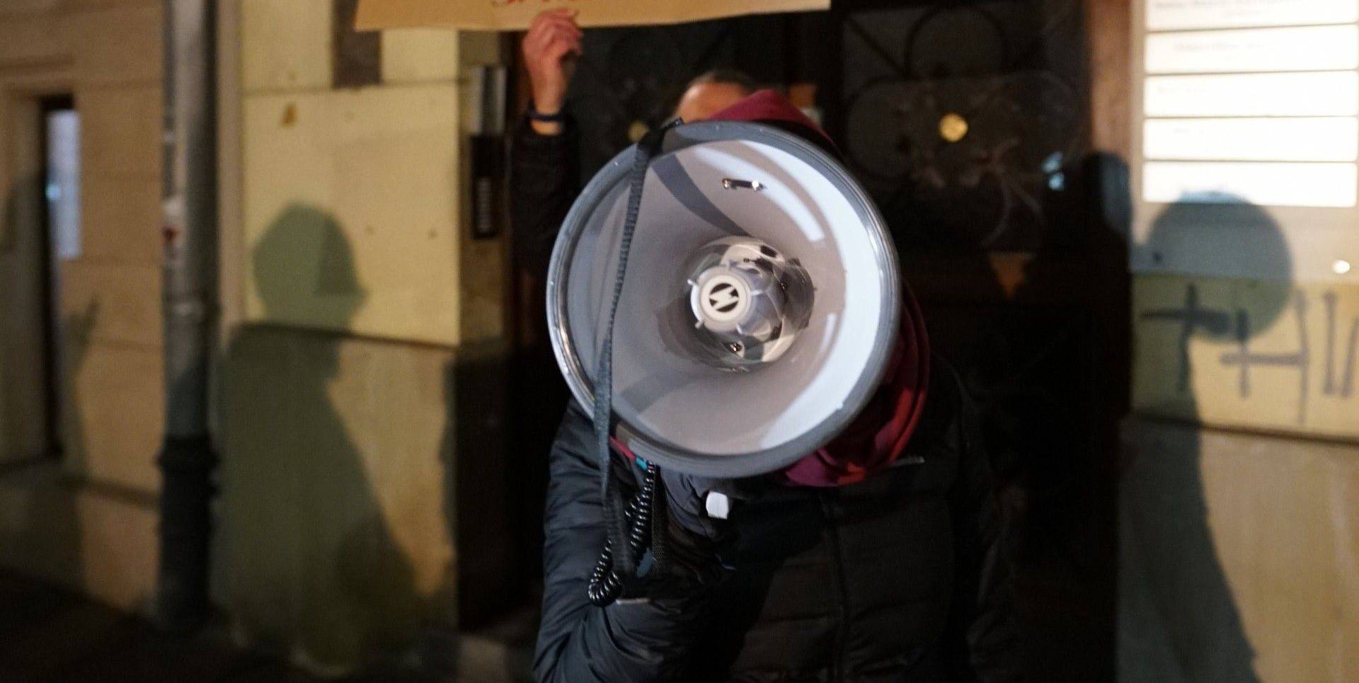 Polityczna dymisja w krakowskiej policji? Demonstranci przeszkadzali Kaczyńskiemu, policja nie zabrała im megafonu