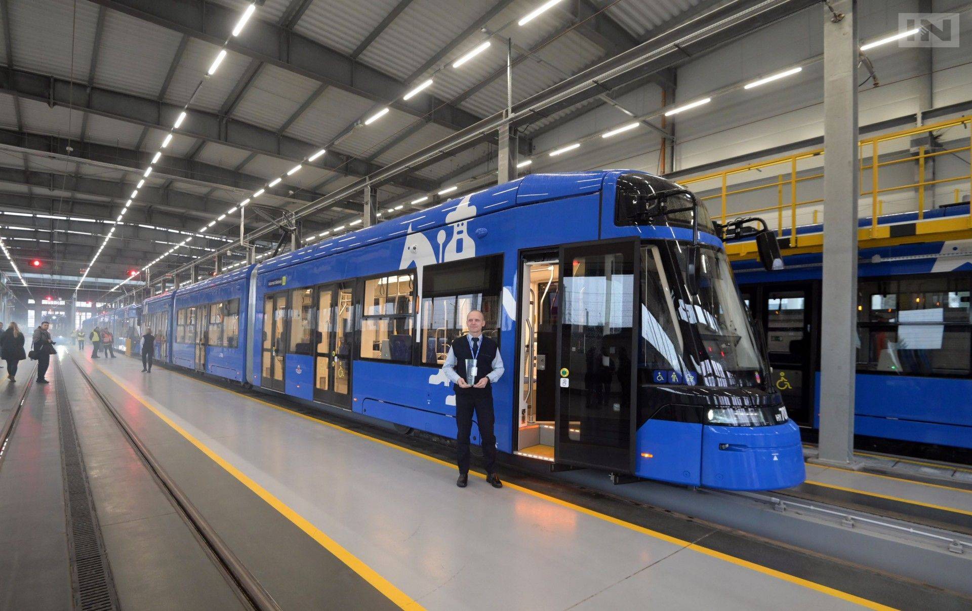 Dłuższe tramwaje na jednej z najpopularniejszych linii. Coraz więcej takich wagonów