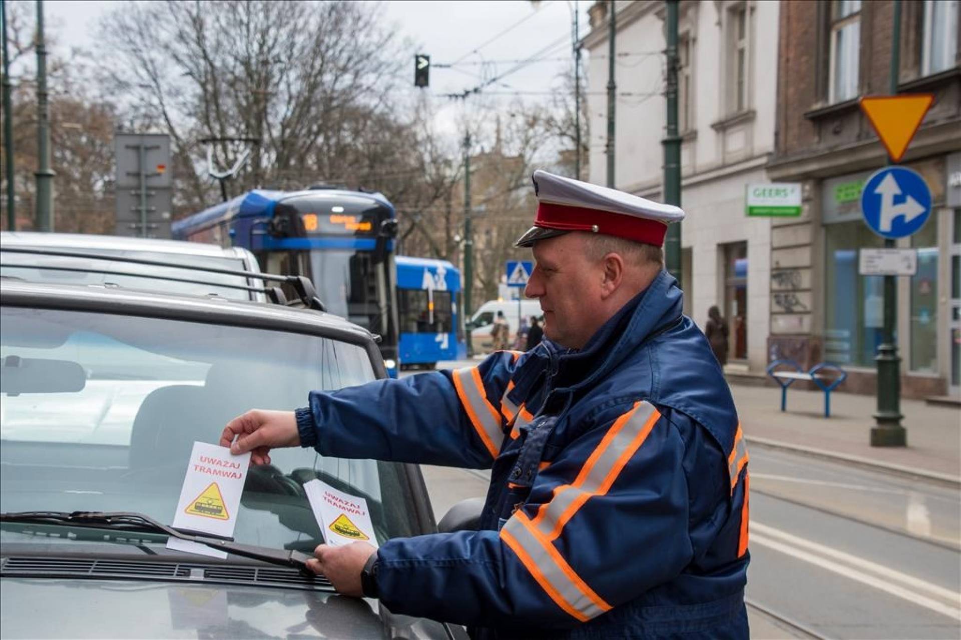 Strażnicy miejscy znów próbują nauczyć kierowców prawidłowego parkowania