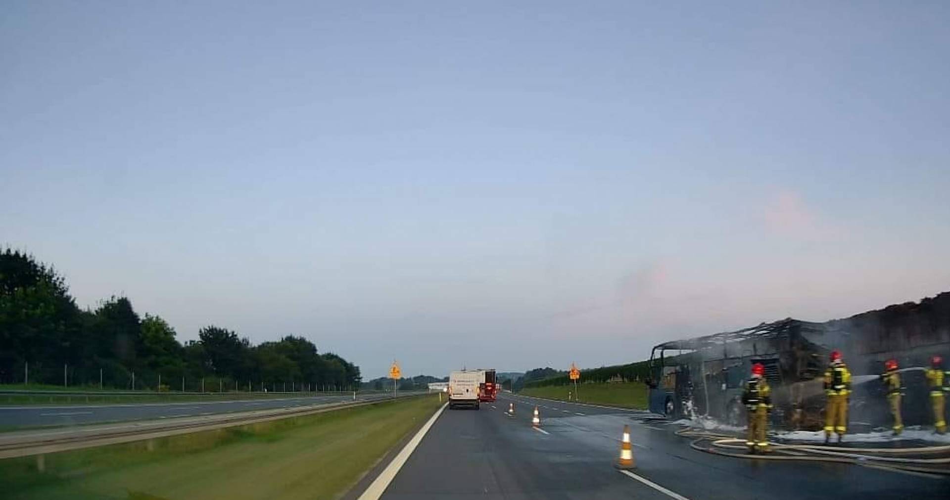 Na autostradzie w Balicach spłonął autobus, pożar wyglądał dramatycznie