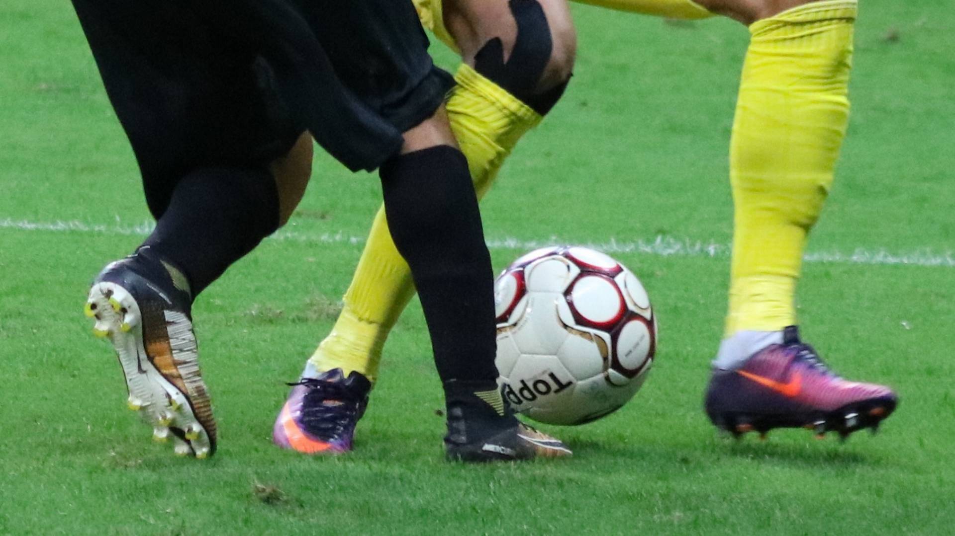 Piłkarz skazany z udział w meczu mimo zakażenia koronawirusem