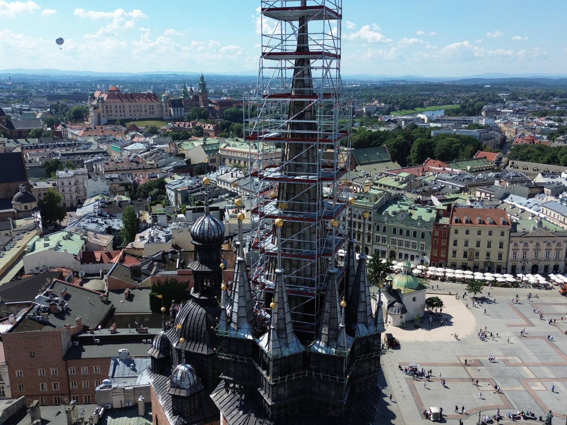 Wieża kościoła Mariackiego w rusztowaniu, co tam się dzieje na górze?