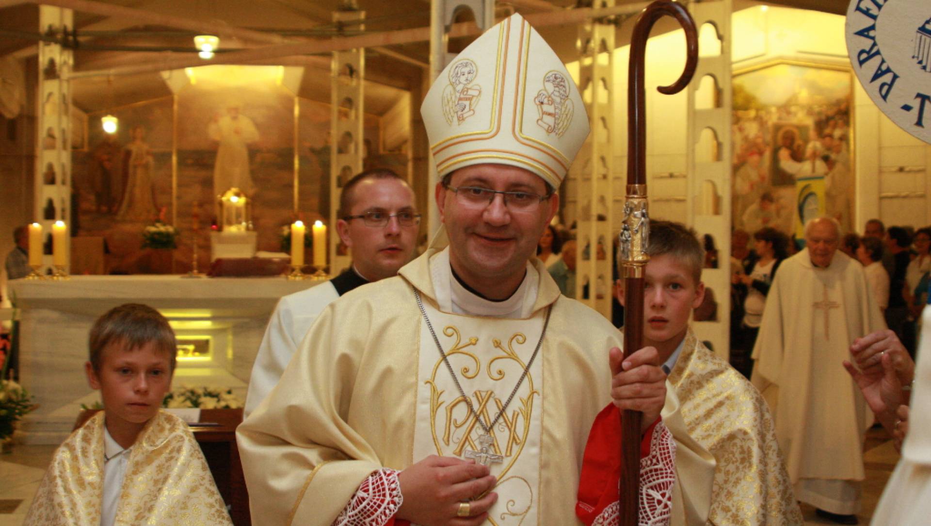 Krakowski biskup o uchodźcach: nie należy wierzyć w narrację publicznych mediów