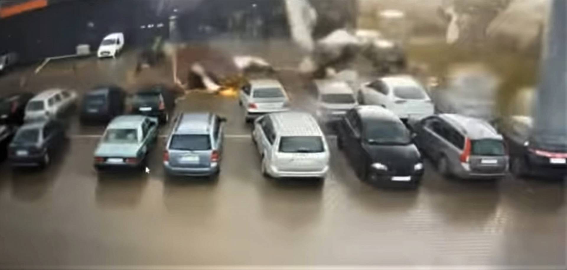 Wiatr zerwał dach ze sklepu Biedronka przy ulicy Półłanki: uszkodzone samochody
