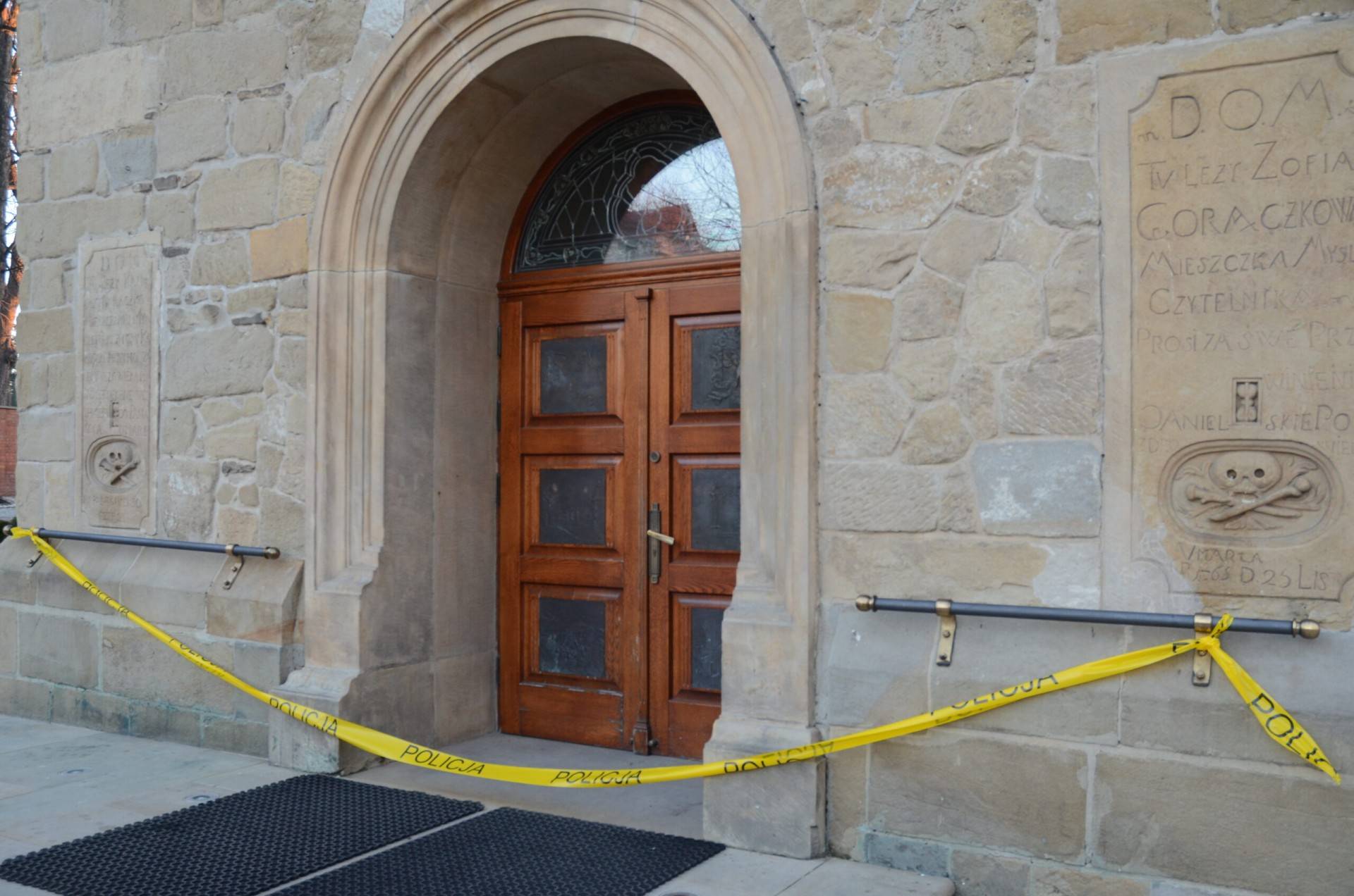 Policja zatrzymała wandali podejrzanych o uszkodzenie elewacji kościoła w Myślenicach