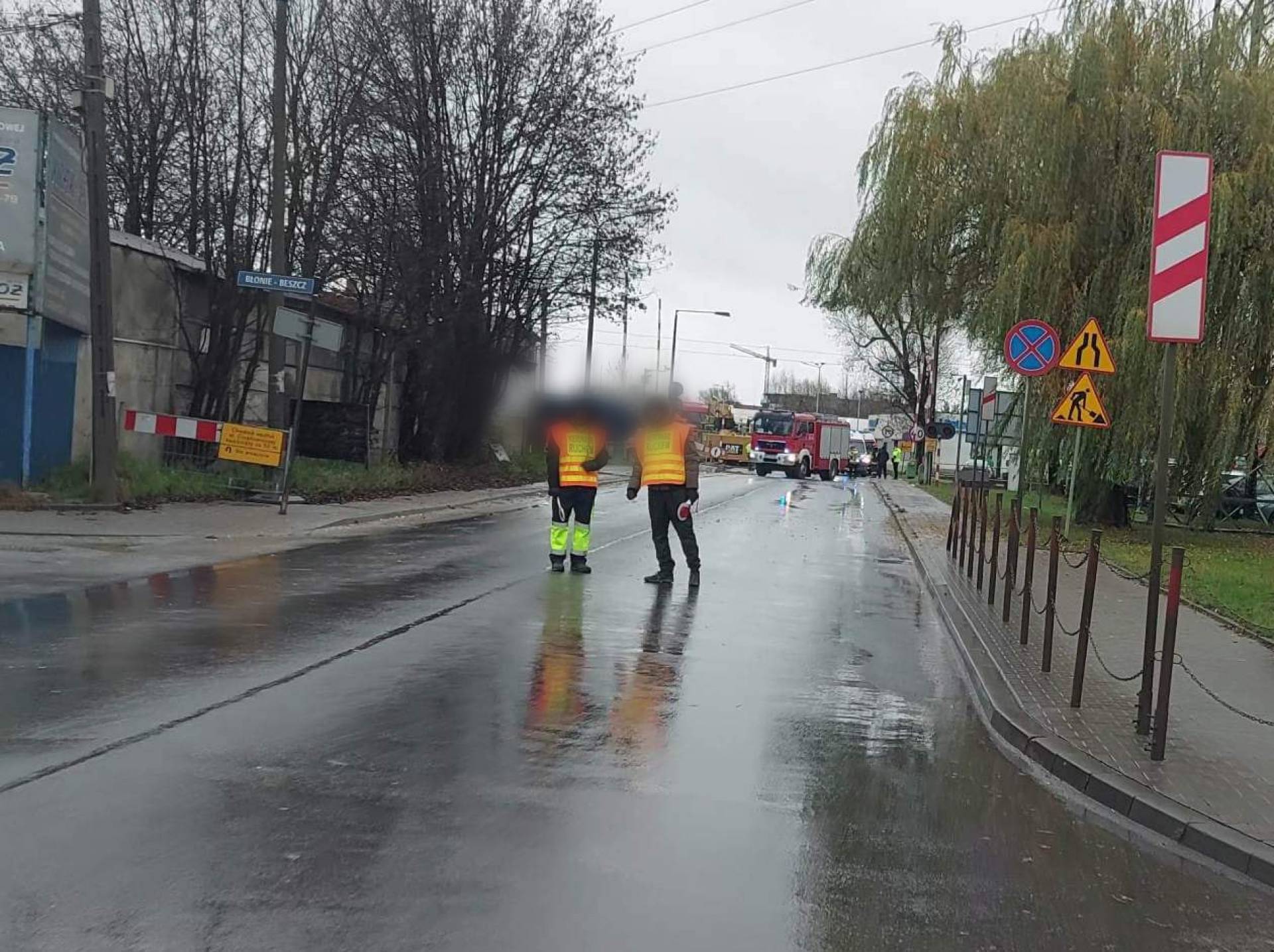 Wypadek na budowie w Krakowie: dwóch mężczyzn przysypanych w wykopie