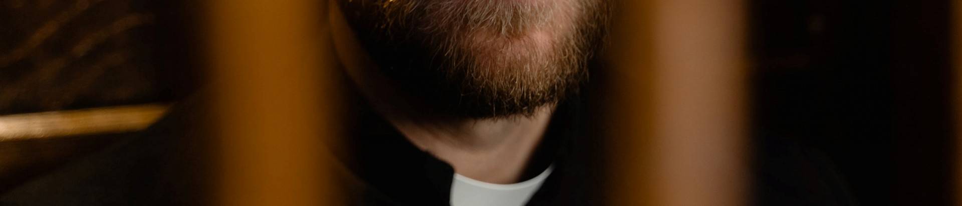 "Więź": charyzmatyczny jezuita molestował seksualnie uczennice