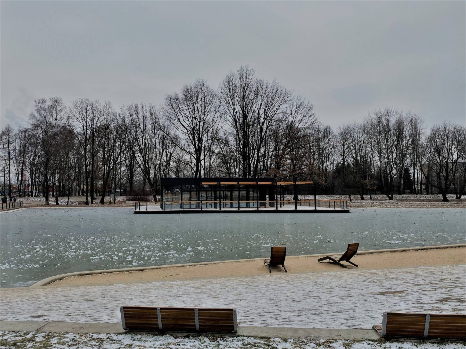 Piękne zimowe widoki w Krakowie, ale lepiej tu nie wchodzić