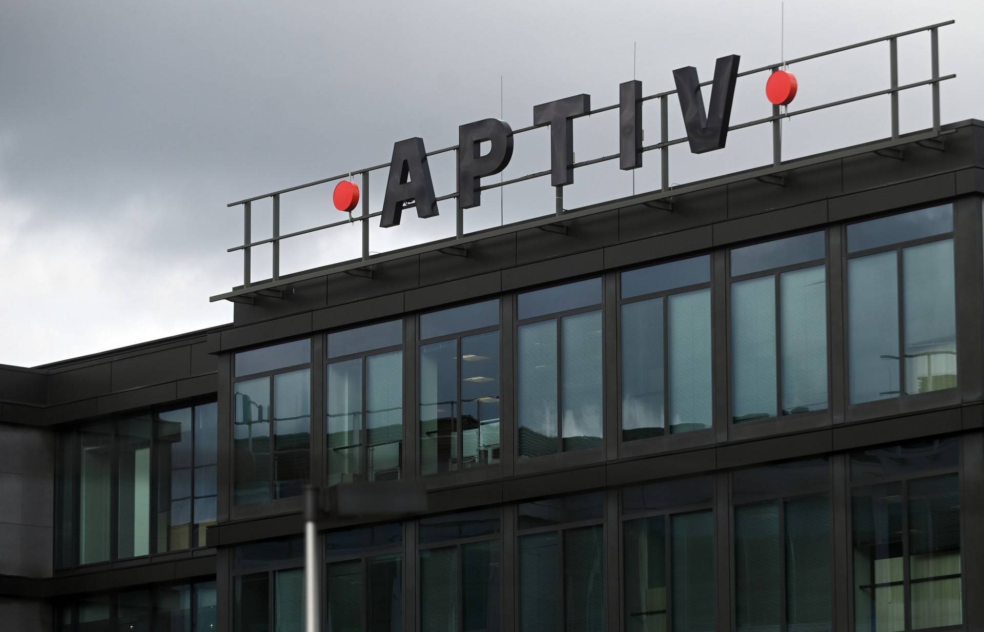 Inspekcja pracy skontroluje krakowski oddział korporacji Aptiv. Zwolniono tam ok. 200 osób