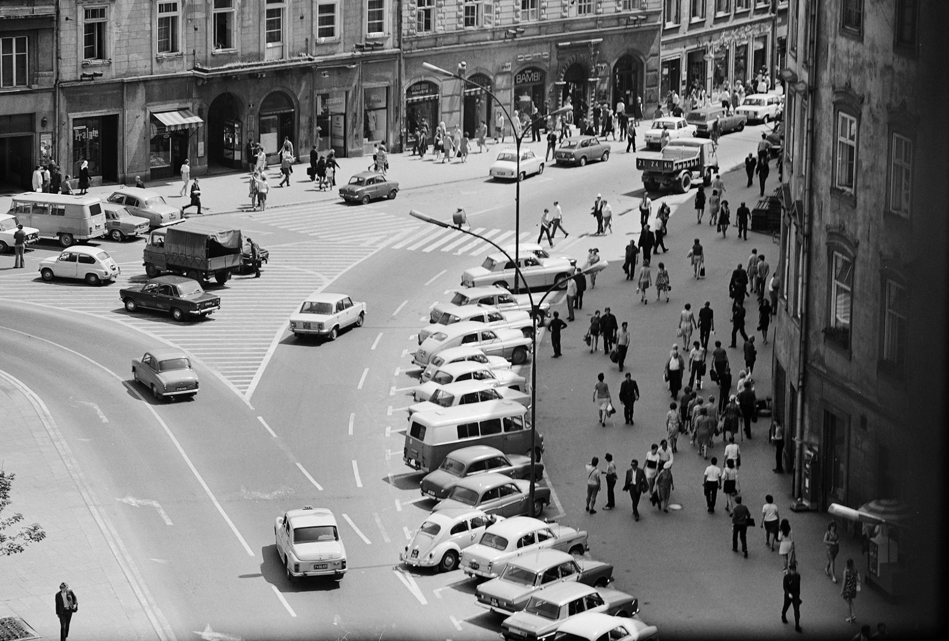 Dokładnie 45 lat temu „przegoniono" auta z Rynku Głównego (zdjęcia, film)