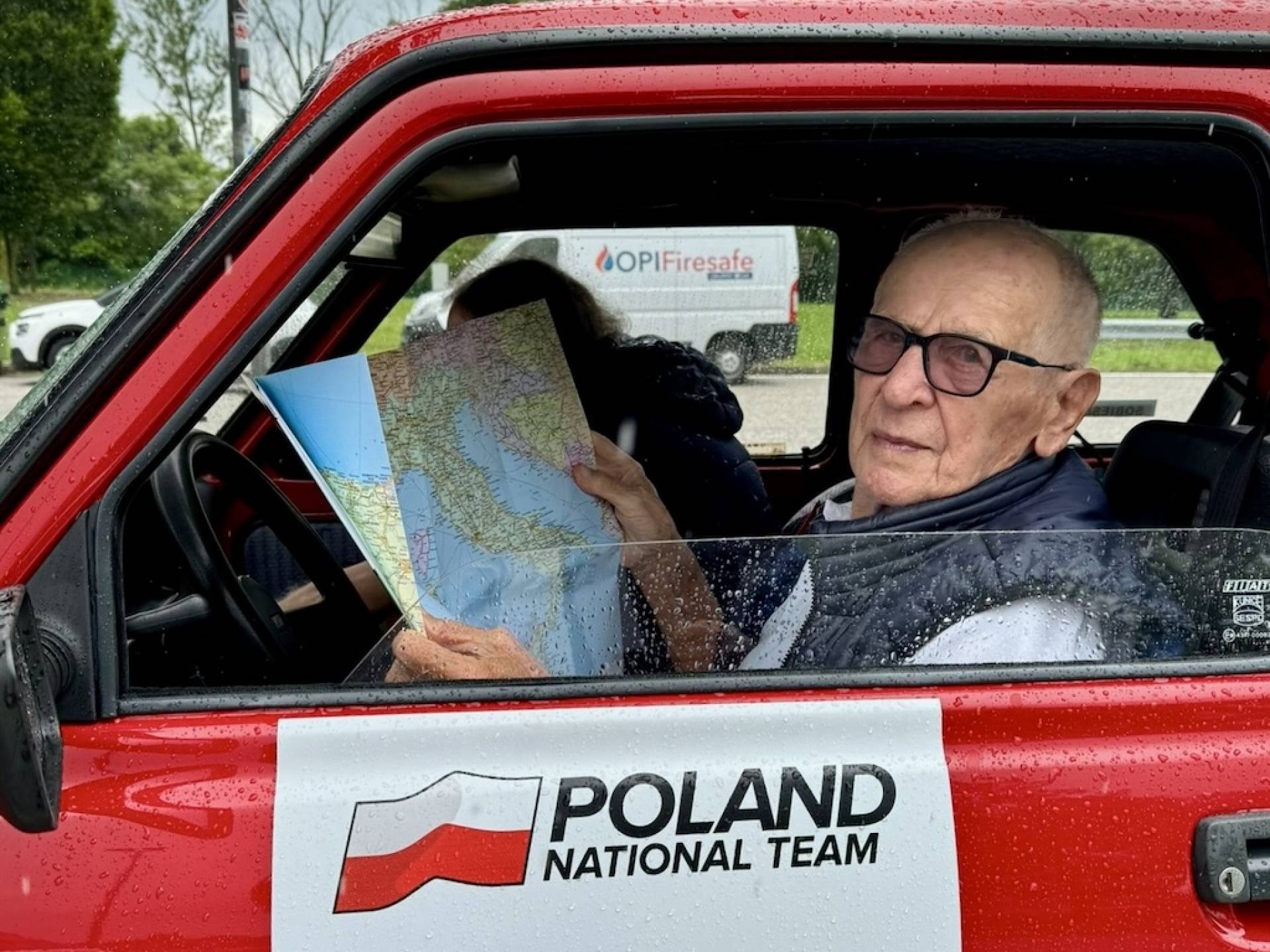 94-letni Sobiesław Zasada dotarł małym fiatem do celu, 1740 kilometrów za kółkiem