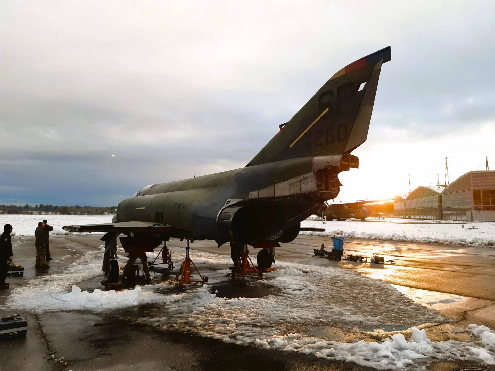 Wyjątkowy samolot myśliwsko-bombowy trafił do Krakowa, symbol „zimnej wojny”
