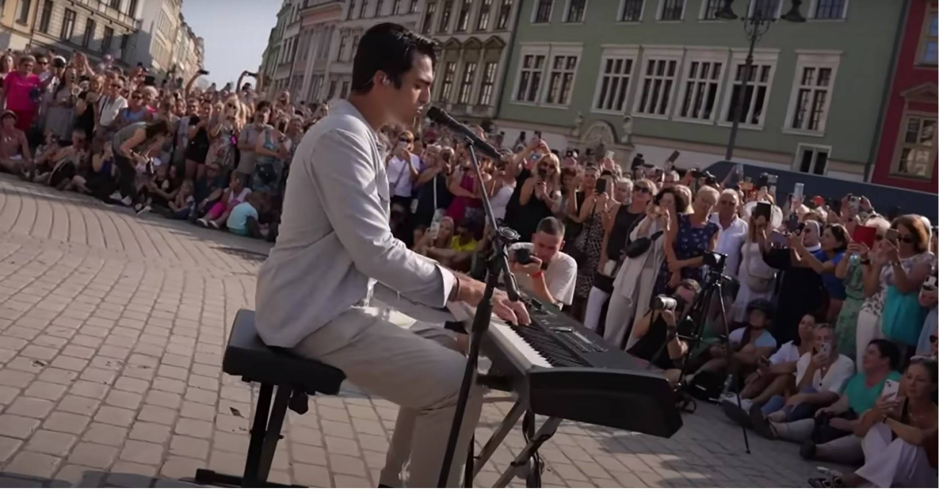 Relacja ze spontanicznego koncertu na Rynku podbija sieć, Matteo Bocelli znów w Krakowie