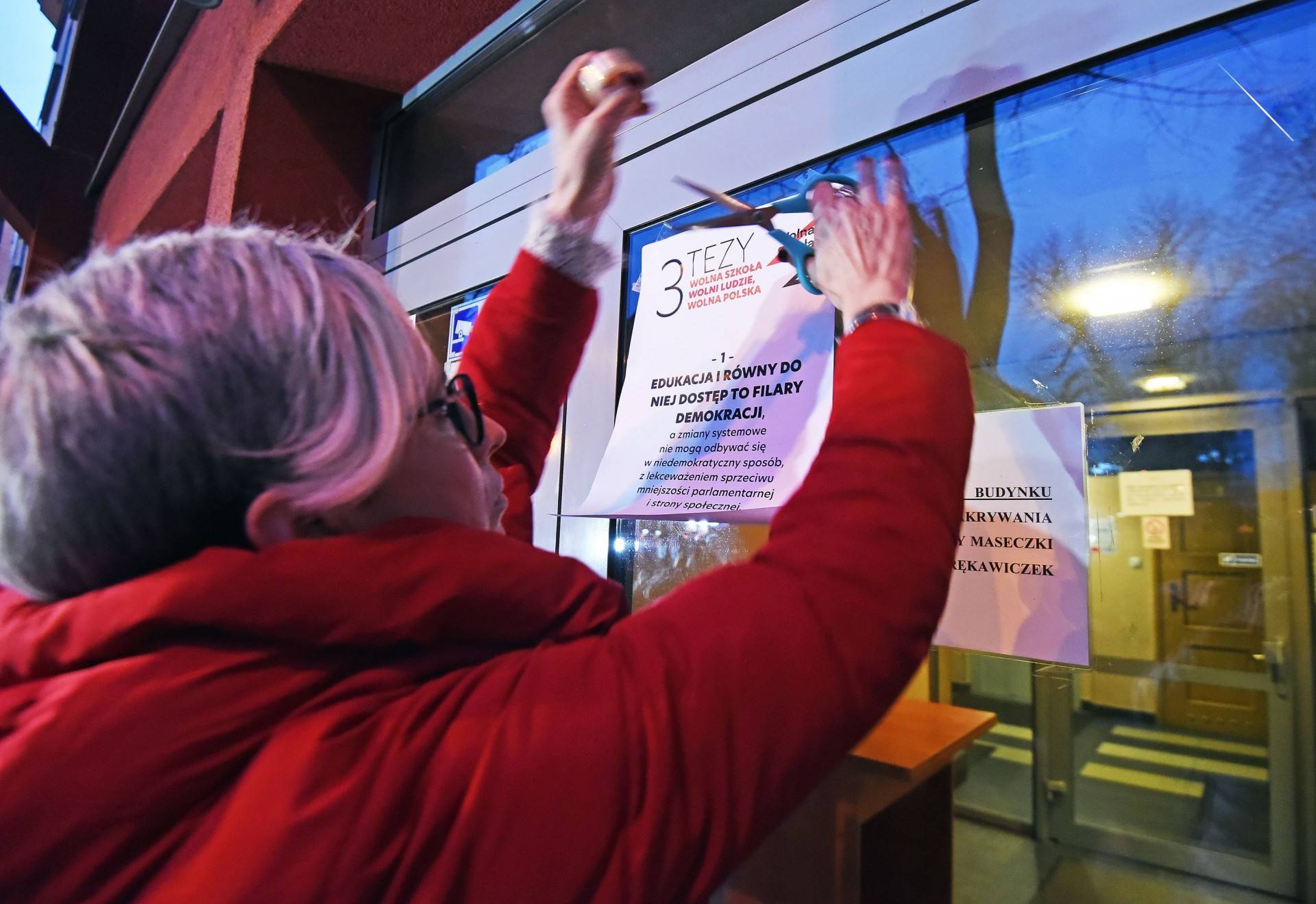 Nie dla „Lex Czarnek”! Tezy na drzwiach Małopolskiego Kuratorium Oświaty