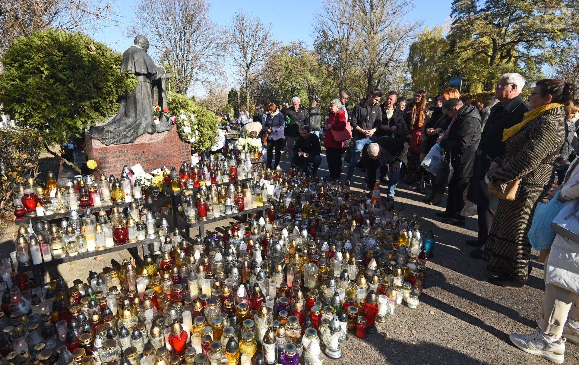 Świąteczny weekend: dłużej otwarte cmentarze, lokalizator grobów, zmiany w komunikacji