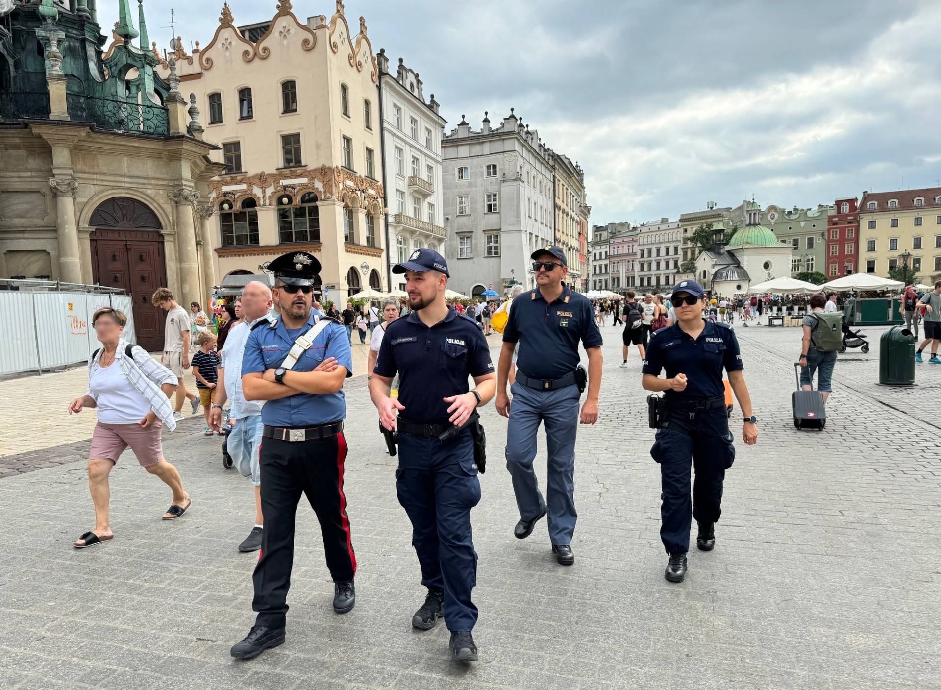 Włoscy policjanci pilnują porządku w Krakowie, mieszkańcy i turyści zadowoleni