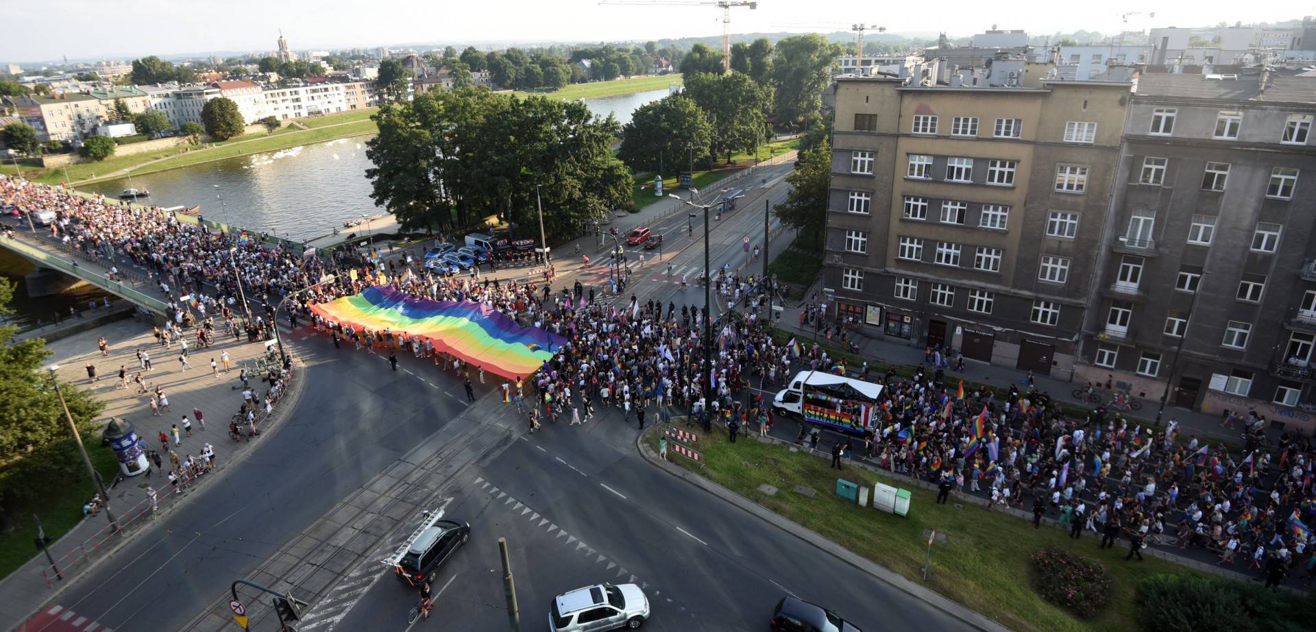 Tęczowy, radosny, wolny od nienawiści Kraków. Tysiące ludzi na Marszu Równości