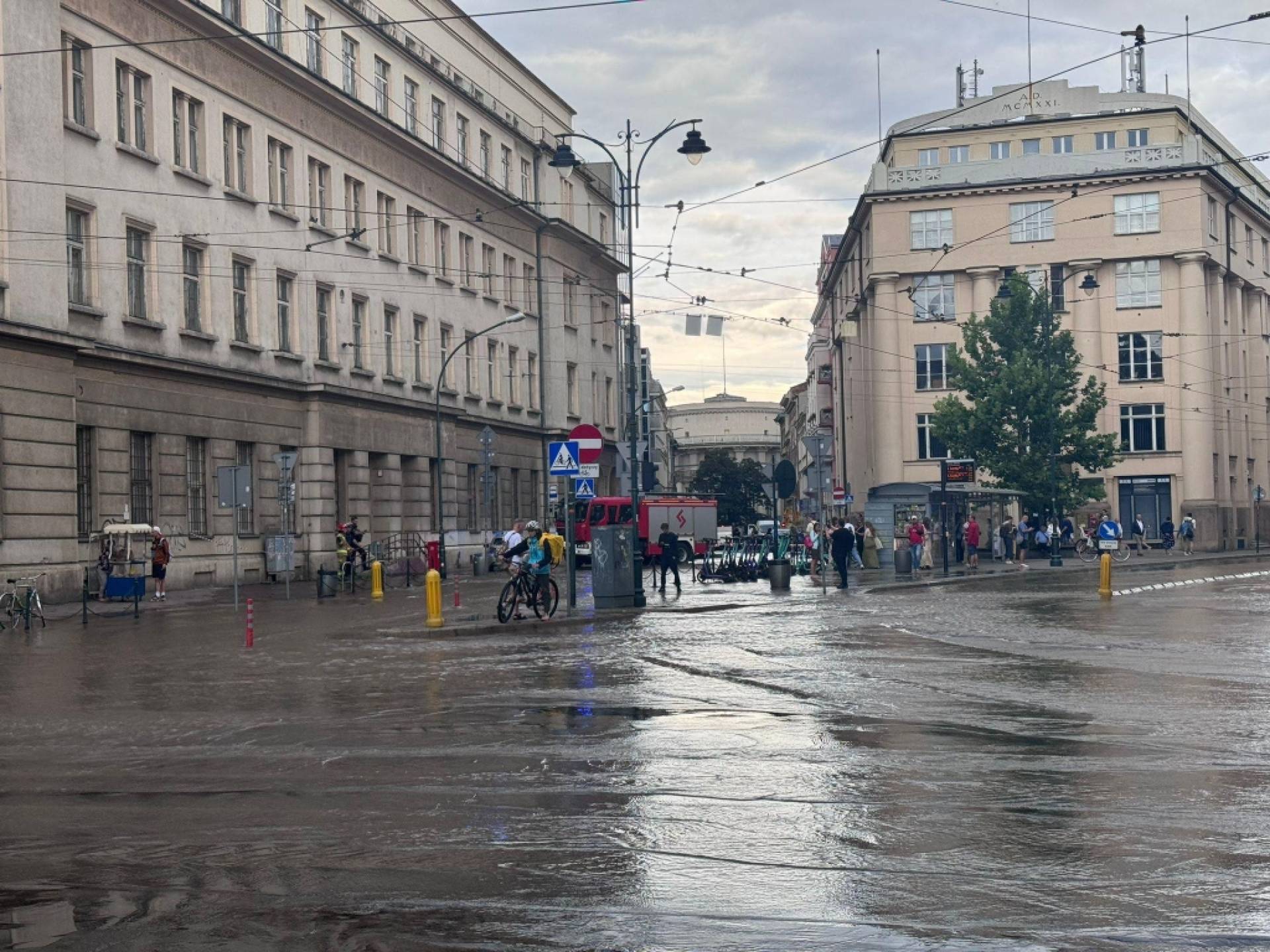 Usuwanie skutków awarii przed budynkiem Poczty Głównej dłużej niż planowano