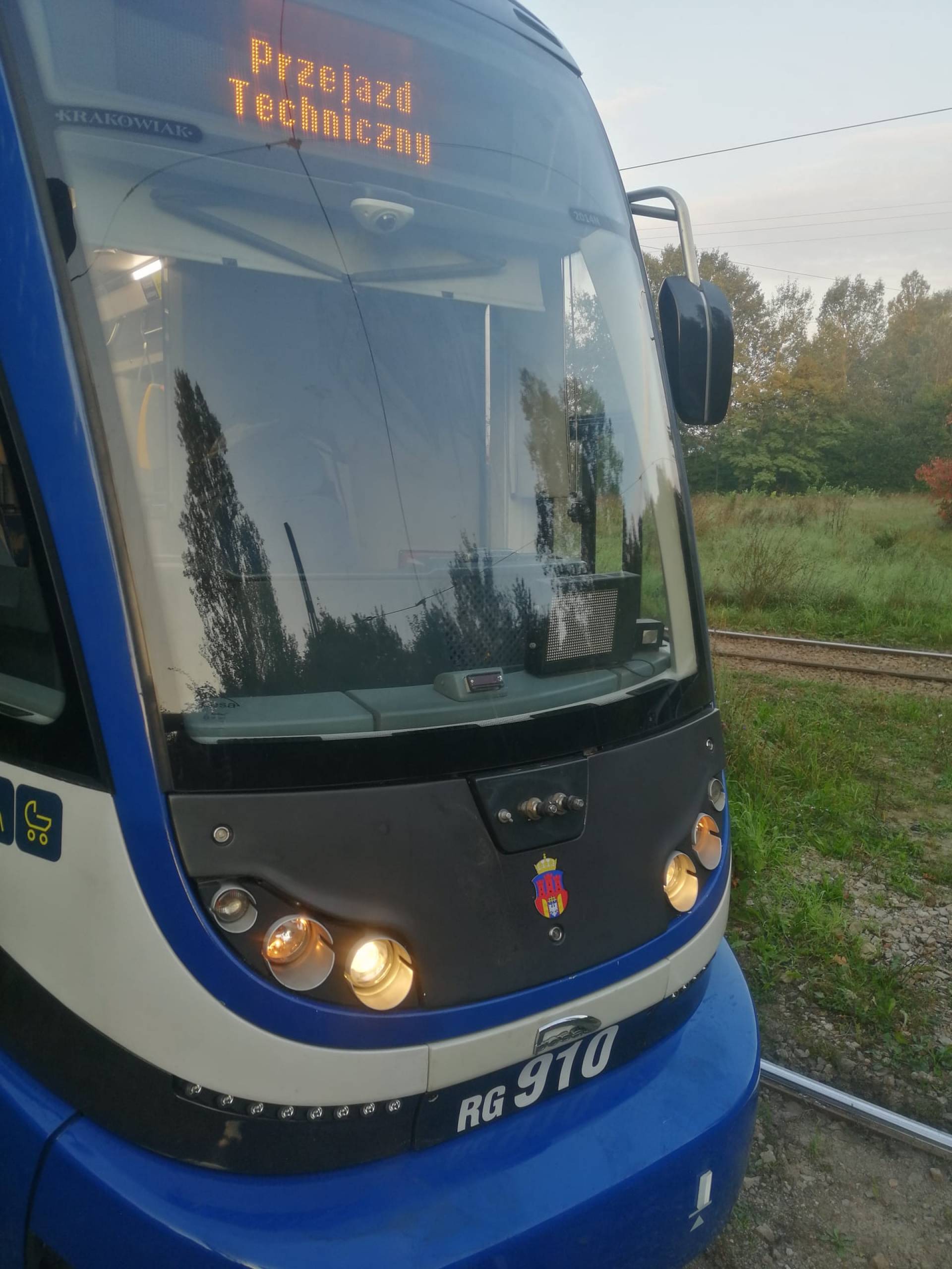 W Krakowie nagi mężczyzna zaatakował... tramwaj. Interweniowała straż miejska