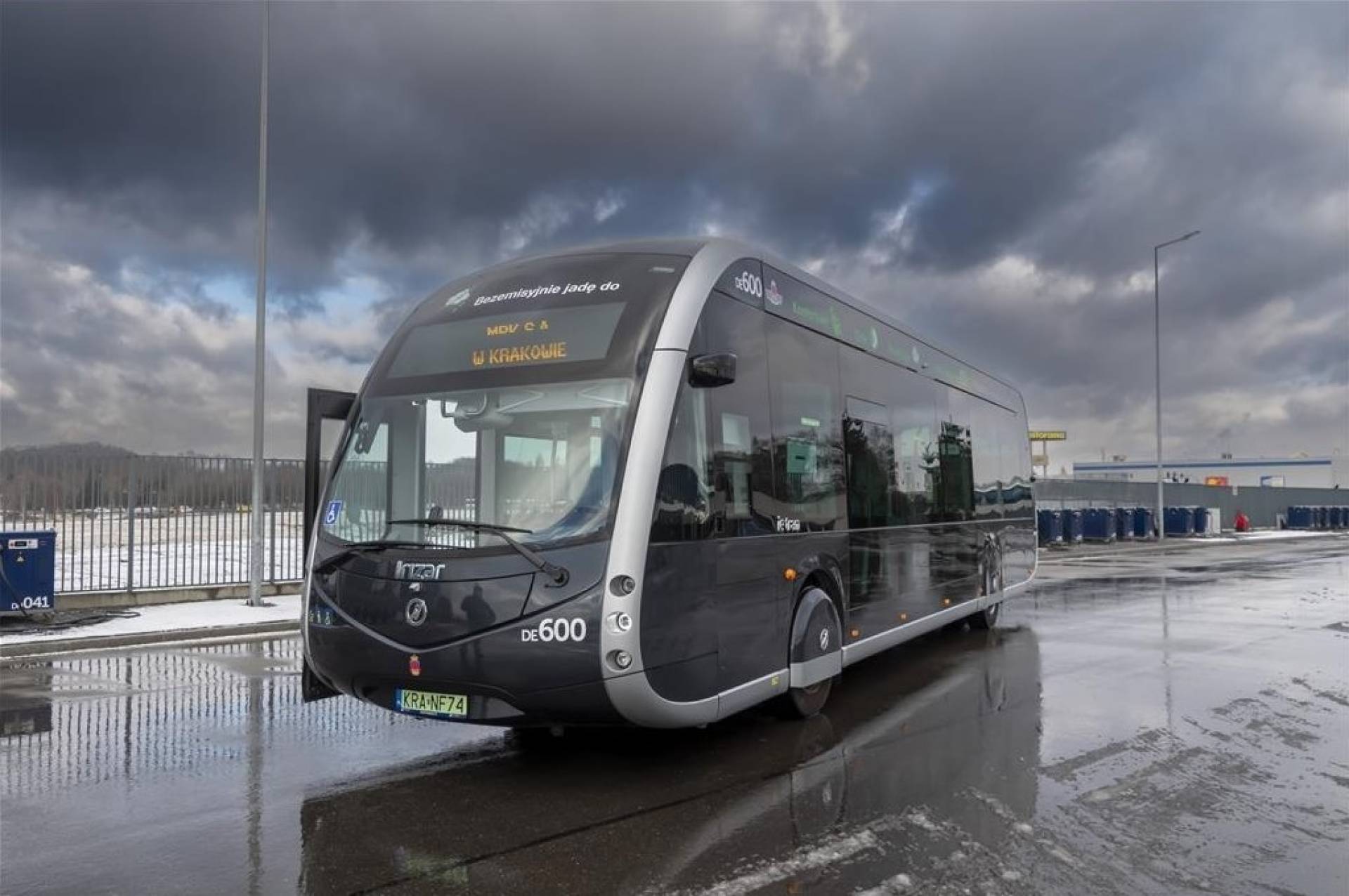 Autobus o wyglądzie tramwaju wyjechał na ulice Krakowa. Testowany na trzech liniach