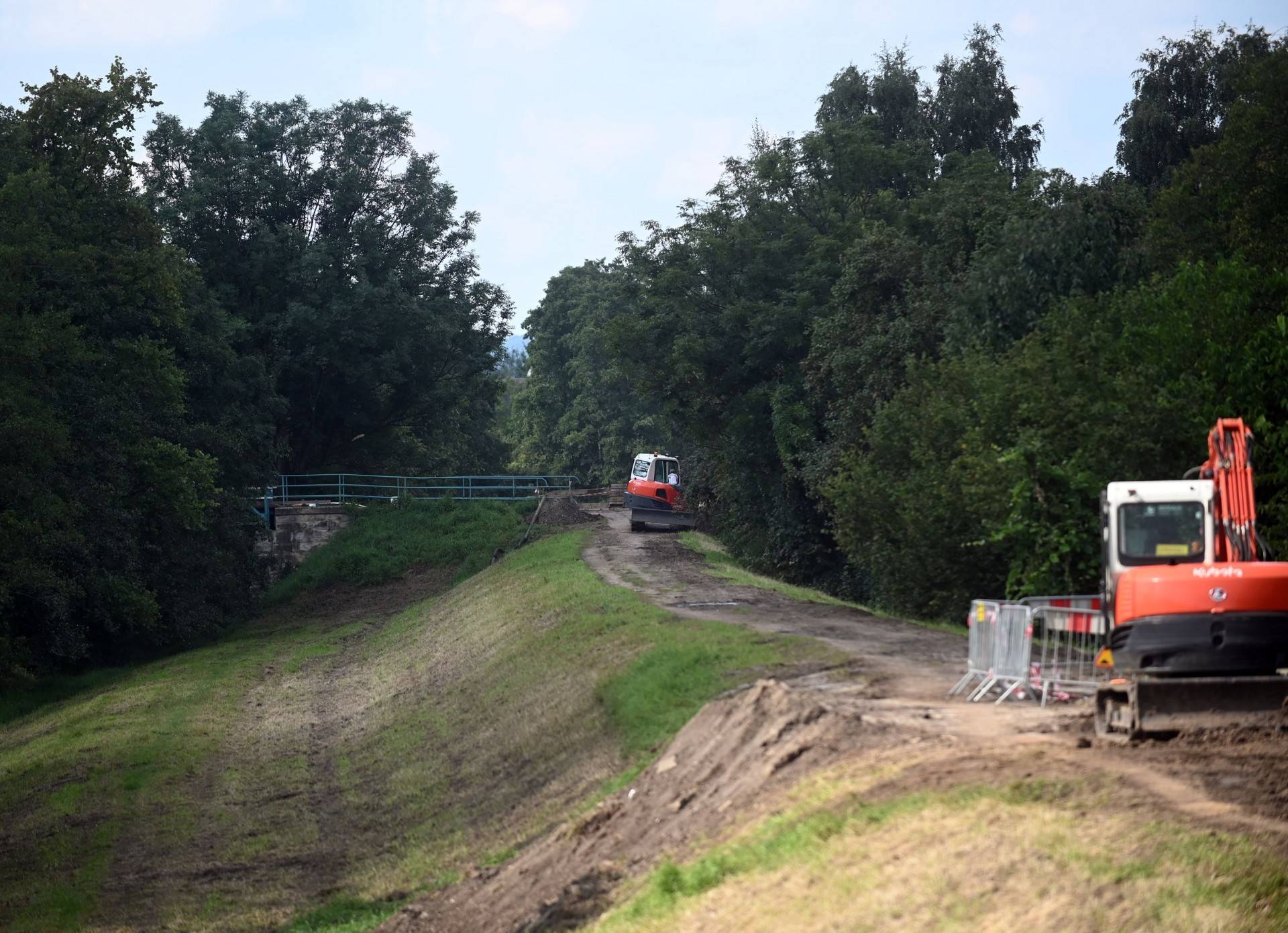 Trwa budowa ścieżki rowerowej na wałach Rudawy, będzie beton, ale przepuszczający wodę