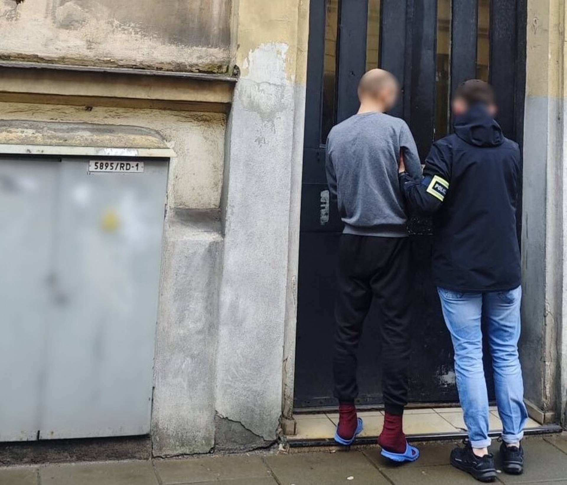 Rozpylił gaz pieprzowy w kierunku grupy influencerów na Rynku Głównym. Musi opuścić kraj