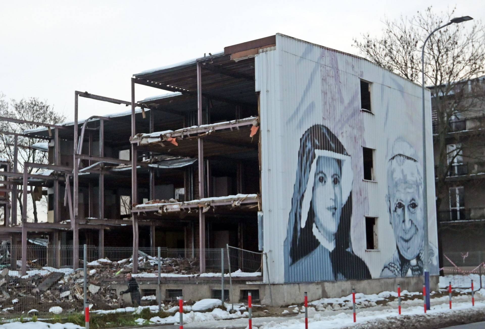 Zbliża się koniec najbrzydszego papieskiego muralu w Krakowie